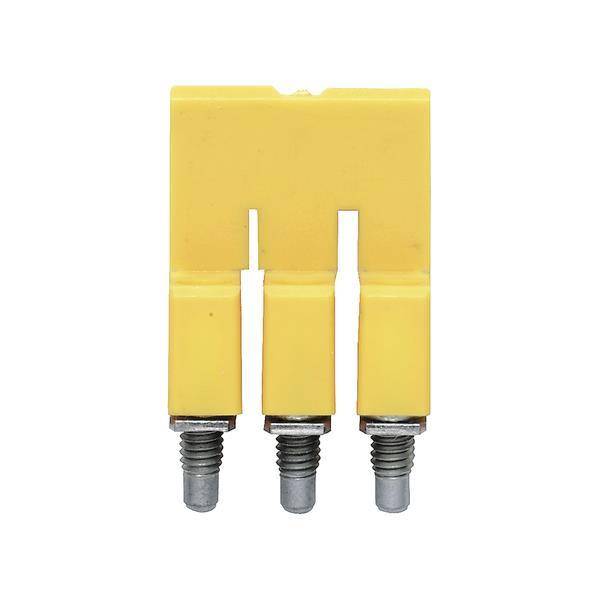 Gelbe Automobilsicherung mit drei Metallstiften für elektrische Verbindungen.