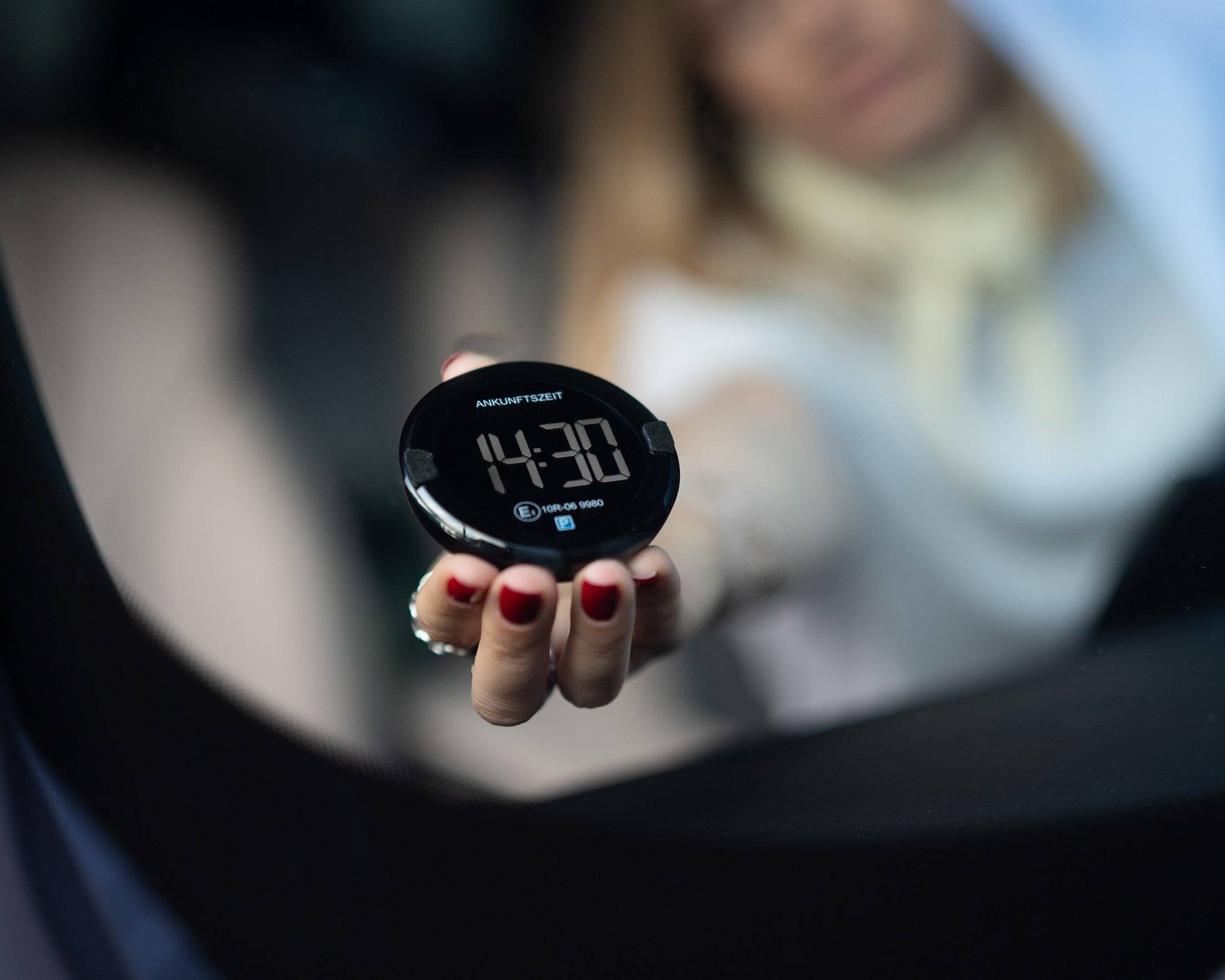 Person hält ein digitales Alkoholtestgerät in die Kamera, das 