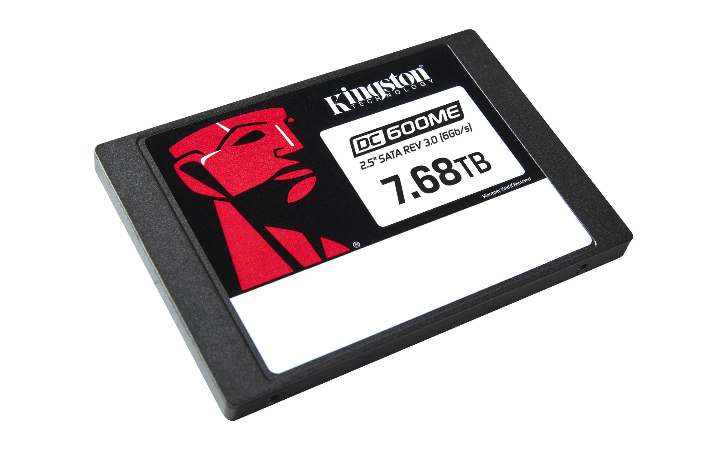 Kingston 7,68 TB DC600M 2,5-Zoll-SATA-SSD auf weißem Hintergrund gezeigt.