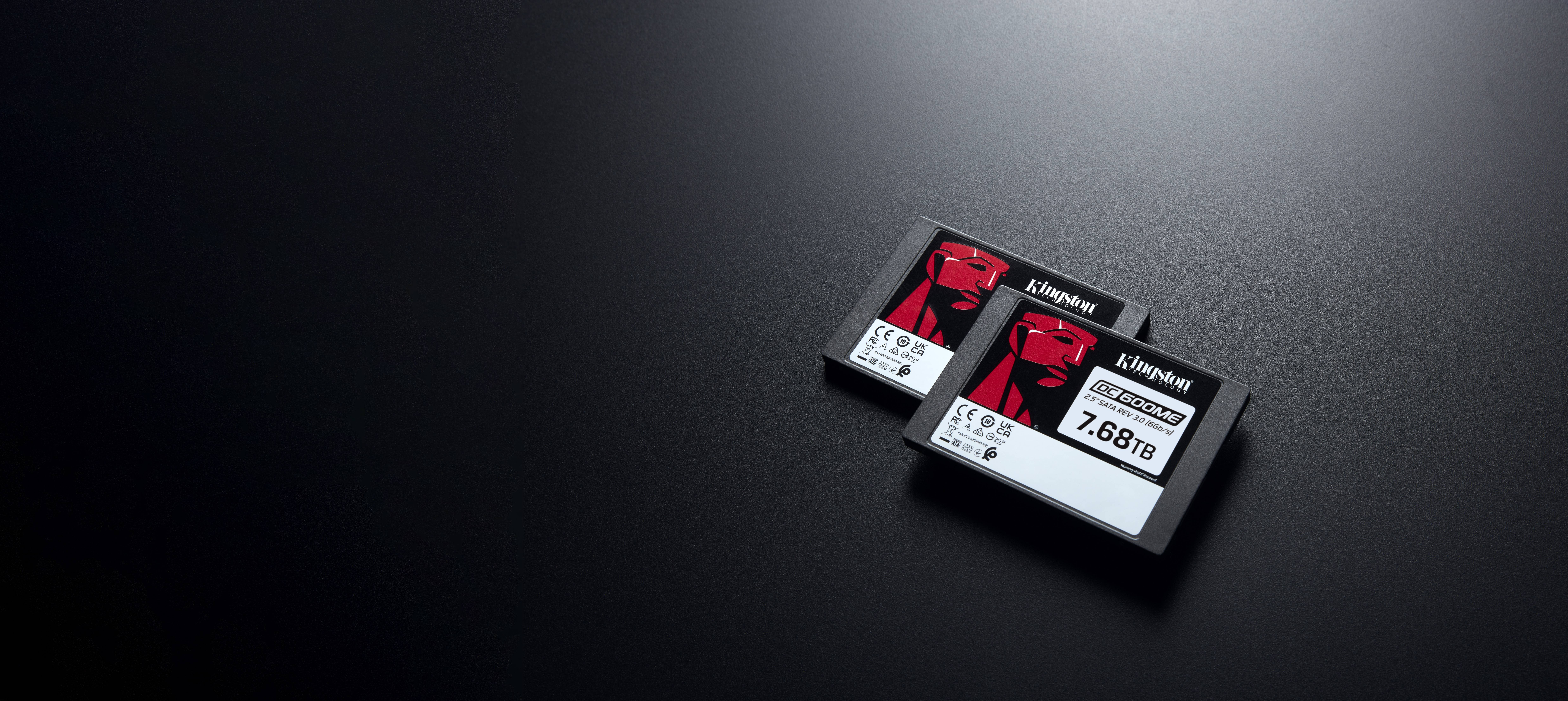 Zwei tragbare Kingston-SSDs auf einer dunklen Oberfläche, eine mit der Bezeichnung „7,68 TB