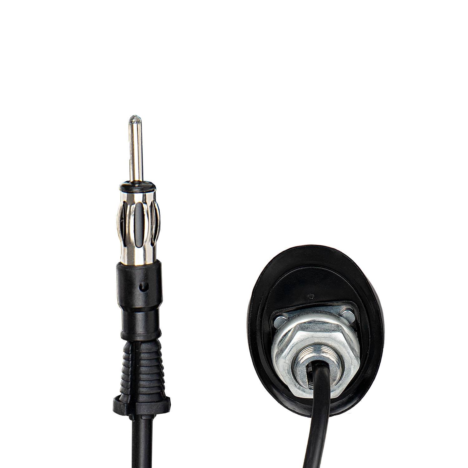 Ein schwarzer Funkantennenstecker und ein Metallverbinder auf weißem Hintergrund, die die abgelösten Komponenten zum Anschließen an ein Autoradio zeigen.