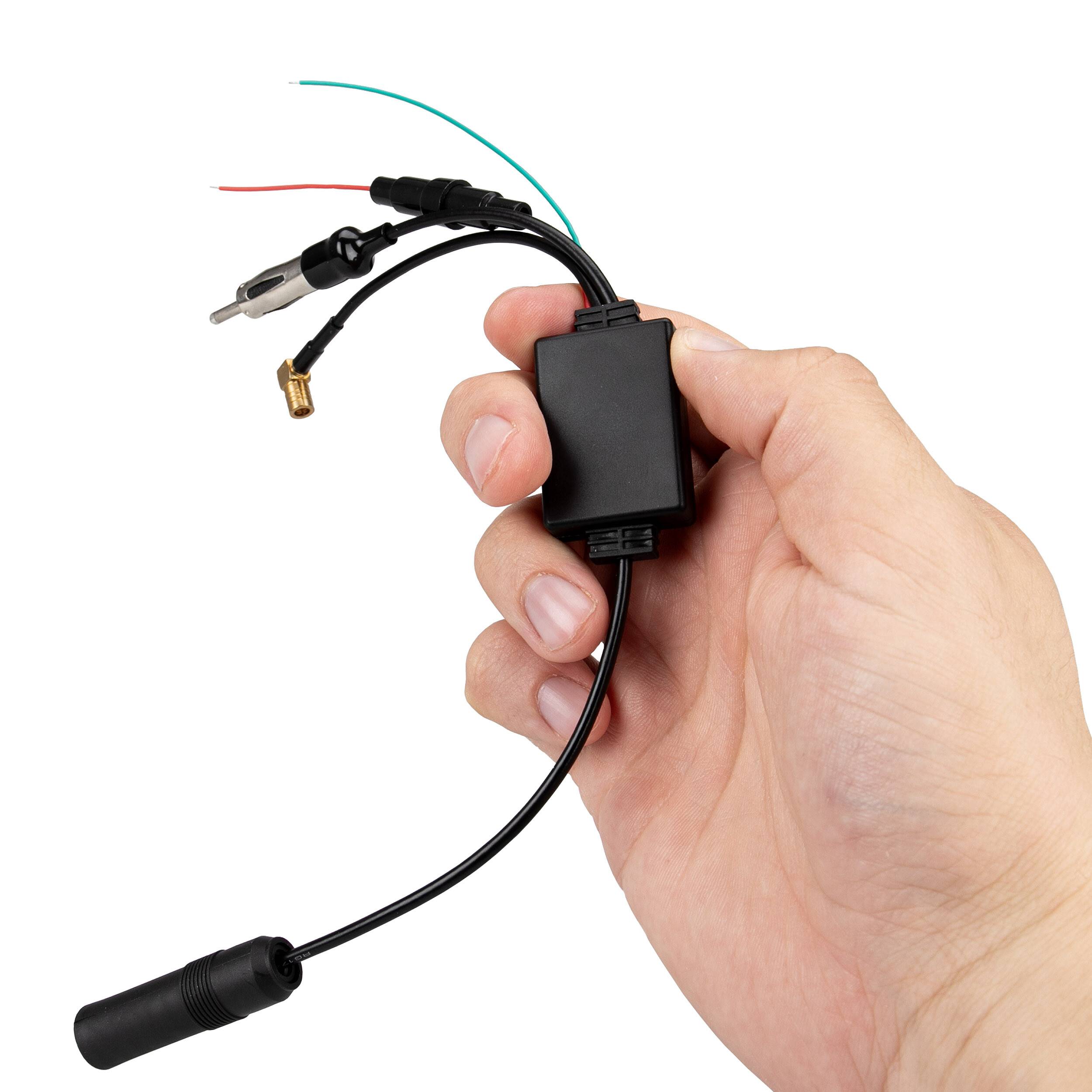 Eine Hand hält einen kleinen schwarzen Inline-Elektronik-Adapter mit freigelegten roten, grünen und schwarzen Drähten und mehreren Steckverbindern auf weißem Hintergrund.