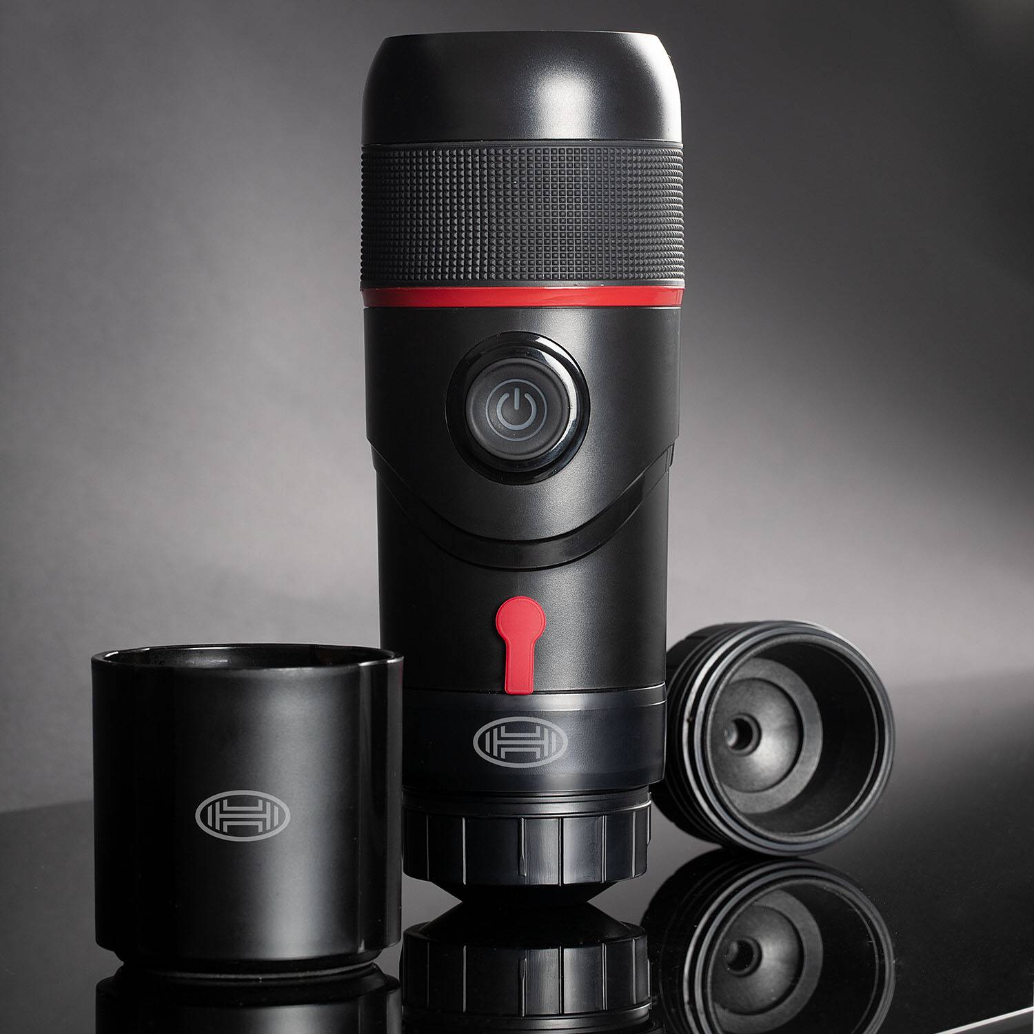 HEYNER® Espressomaschine 12 V Black Edition mit Tasche und Ersatztasse Mobile Reisekaffeemaschine für Kapseln und