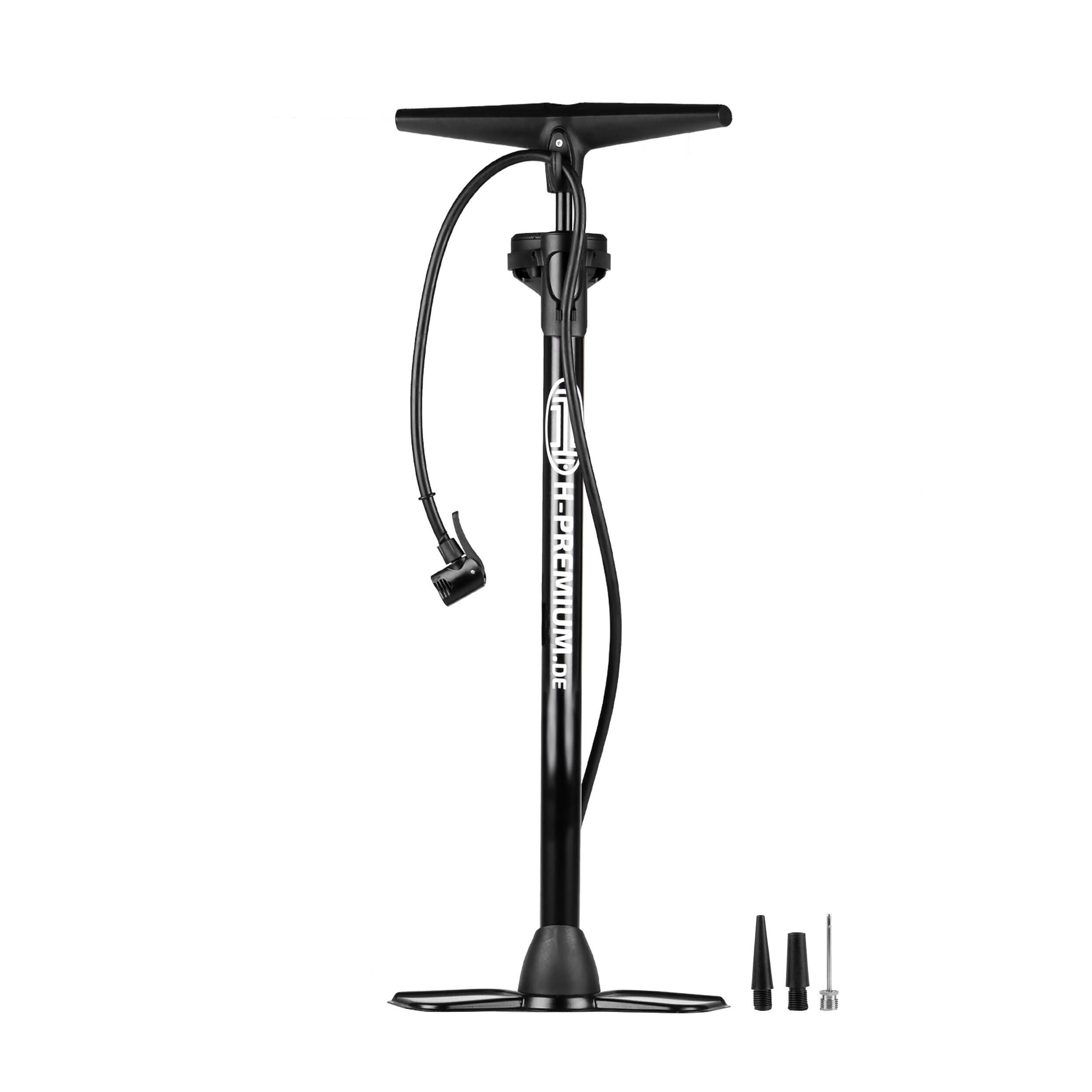 Schwarze Standpumpe mit T-förmigem Griff, angebrachtem Schlauch und verschiedenen Düsenaufsätzen. Entwickelt zum Aufpumpen von Reifen.