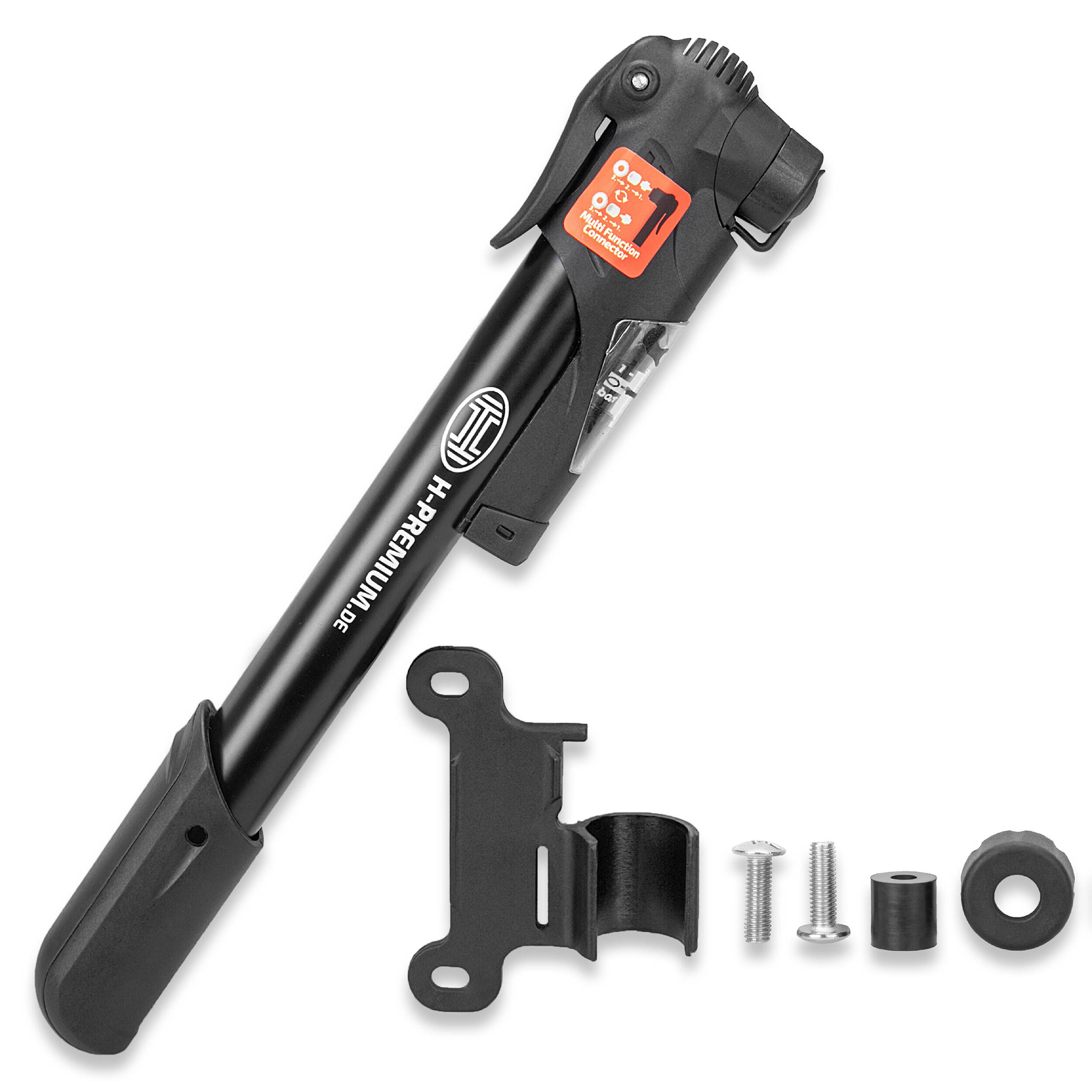 Eine tragbare schwarze Fahrradpumpe mit Montageklammer, Schrauben und Befestigungsteilen zur Anbringung wird vor weißem Hintergrund gezeigt.