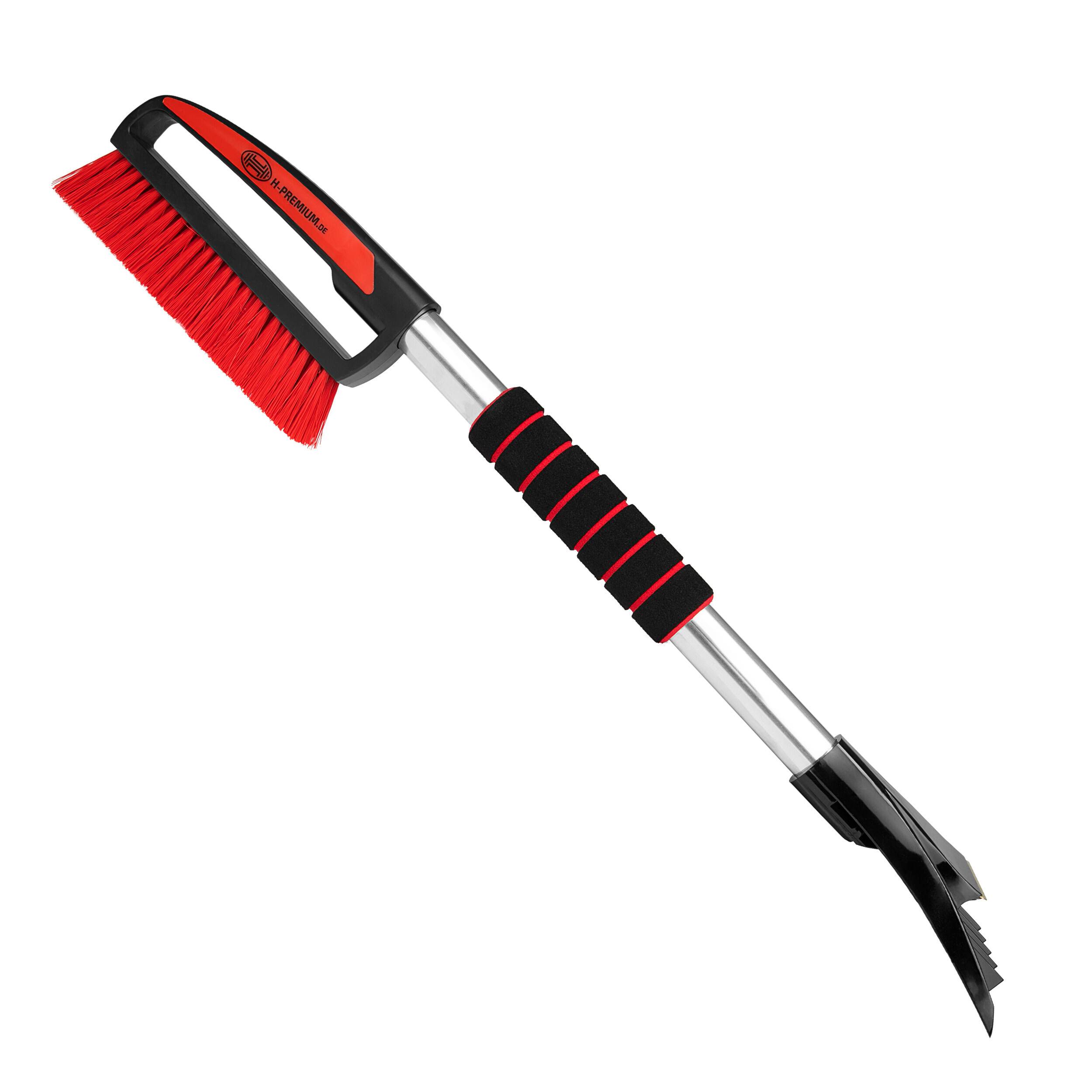 Eine rot-schwarze Schneebürste mit einem Eiskratzer an einem Ende und einem Griff mit gepolstertem Handschuh.