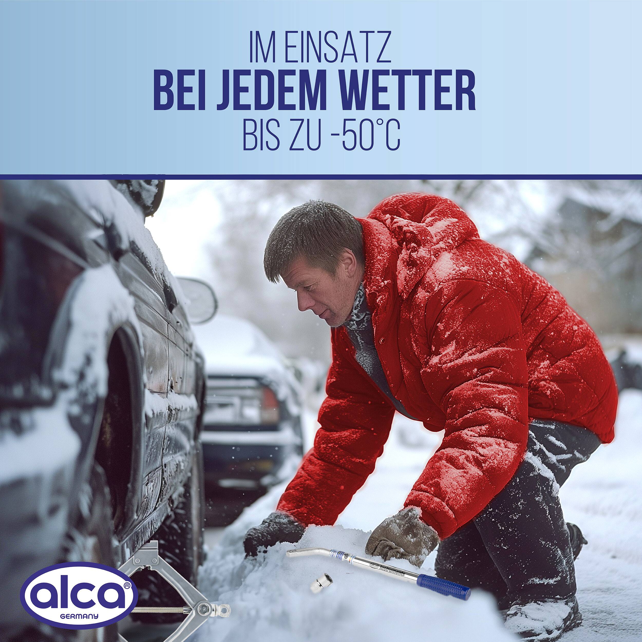Mann in roter Winterjacke benutzt ein Metallwerkzeug, um unter einem schneebedeckten Auto zu arbeiten; der deutsche Text lautet „IM EINSATZ BEI JEDEM WETTER BIS ZU -50°C