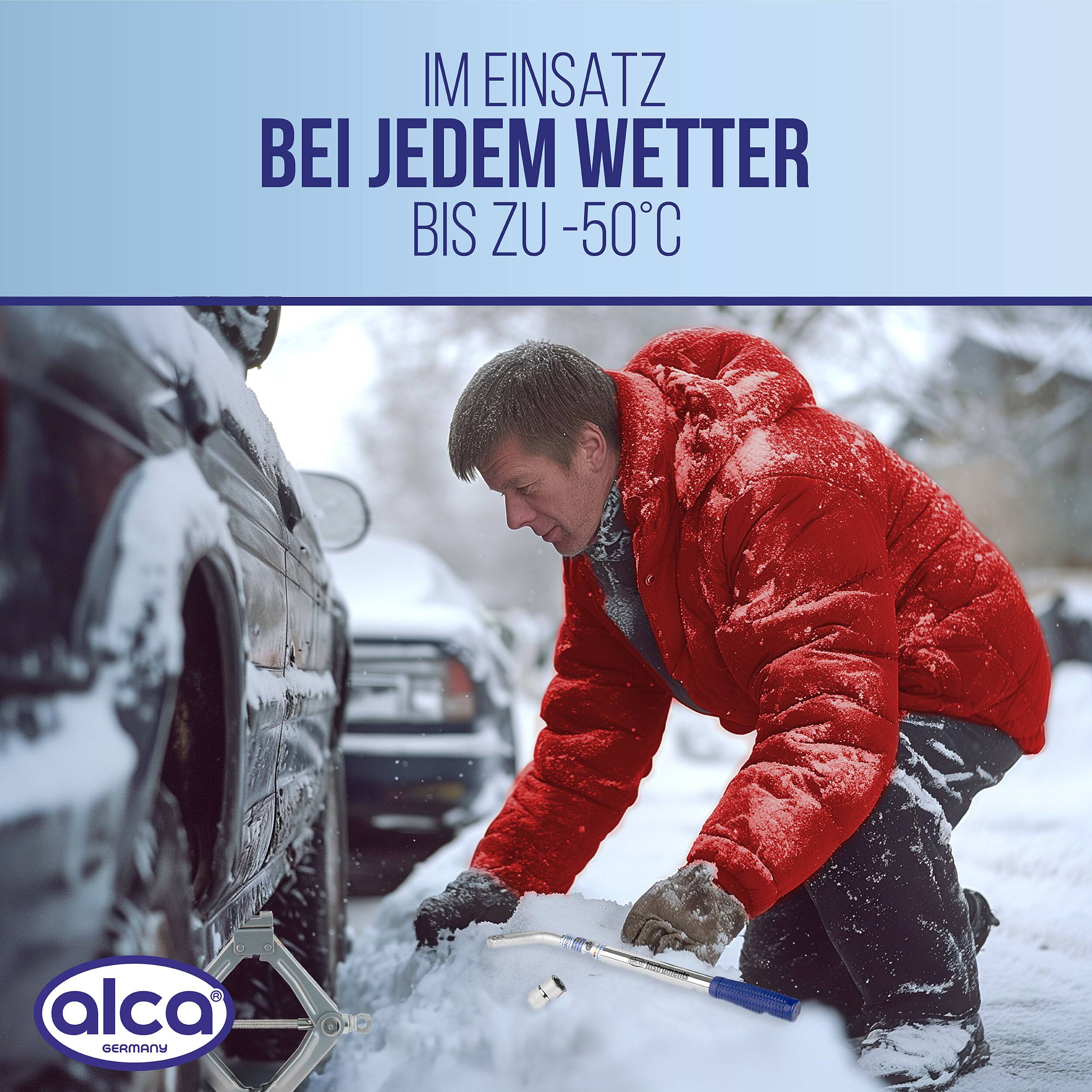 Ein Mann in einer roten Jacke benutzt eine Schneeschaufel neben einem Auto bei starkem Schneefall, mit deutschem Text, der besagt „IM EINSATZ BEI JEDEM WETTER, BIS -50°C