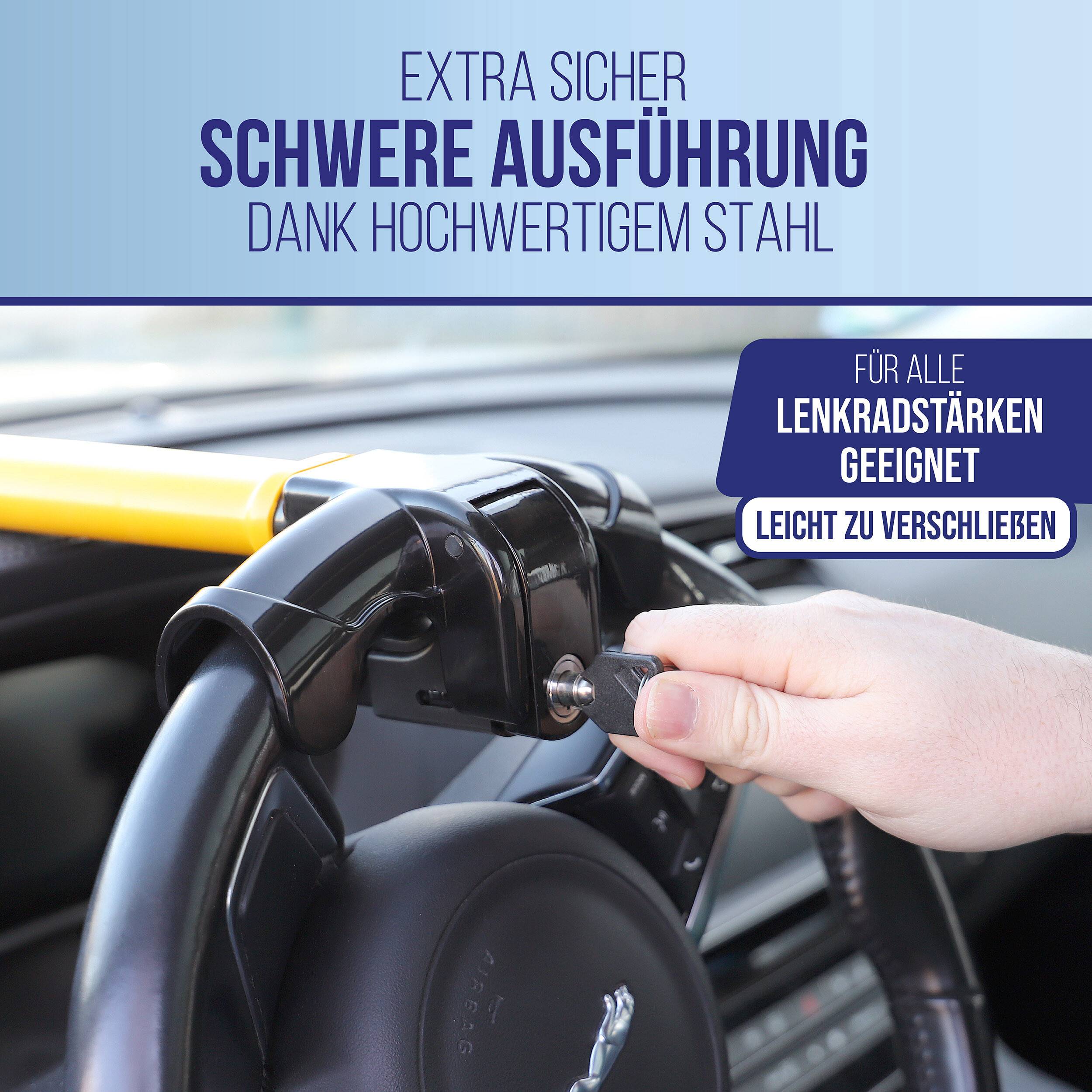 Nahaufnahme einer Hand, die ein robustes Stahlschließ-Lenkradschloss befestigt; der Text besagt, dass es extra sicher ist, auf alle Lenkraddurchmesser passt und einfach zu installieren ist.