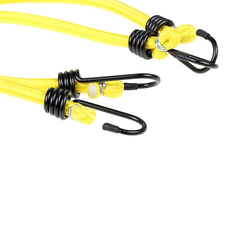 Zwei gelbe Bungee-Seile mit Metallhaken und schwarzen gerollten Griffen, die zum Sichern oder Befestigen von Objekten verwendet werden.