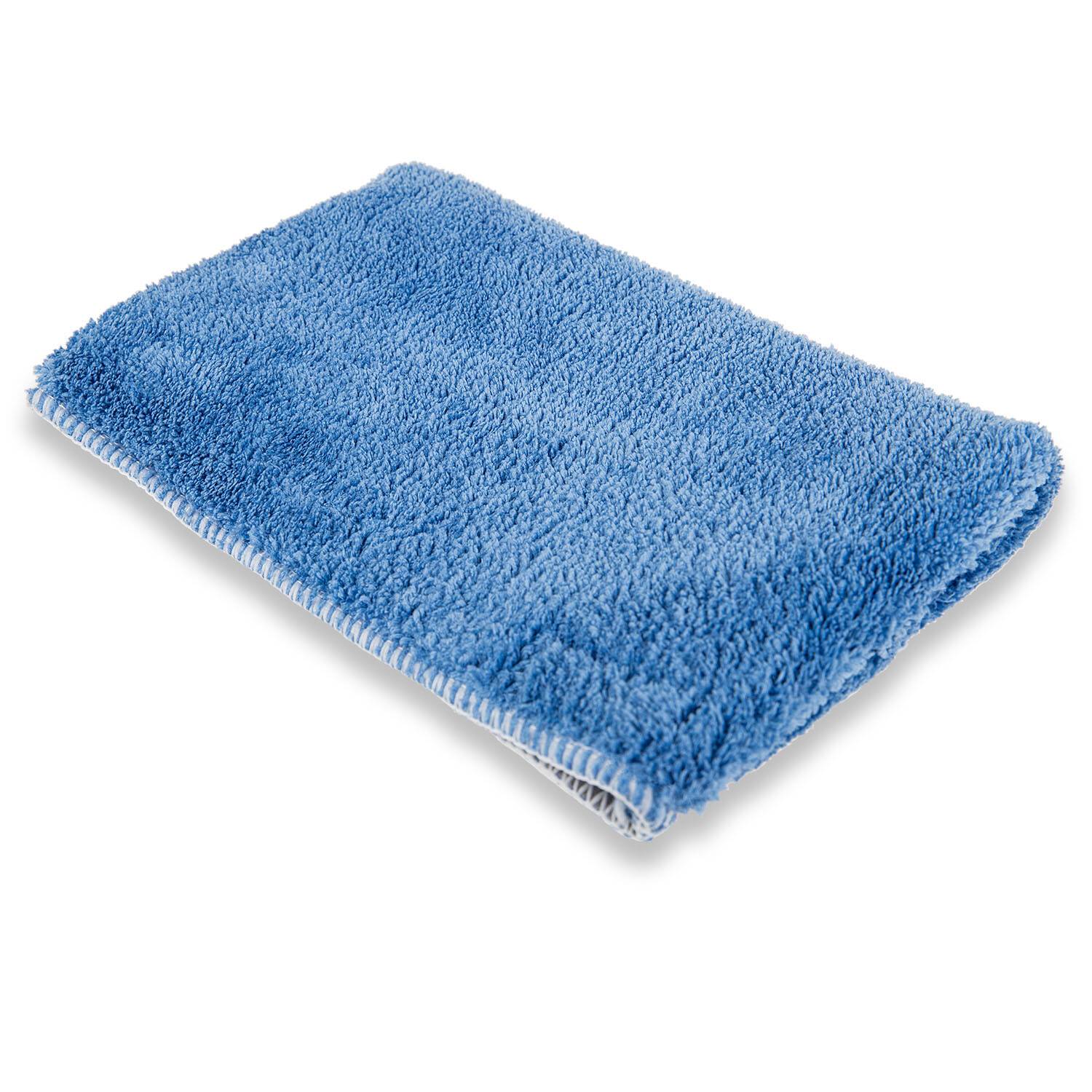 Ein weiches blaues Mikrofasertuch, rechteckig geformt, mit sauberen Nähten an den Rändern, wird vor einem einfachen weißen Hintergrund präsentiert.