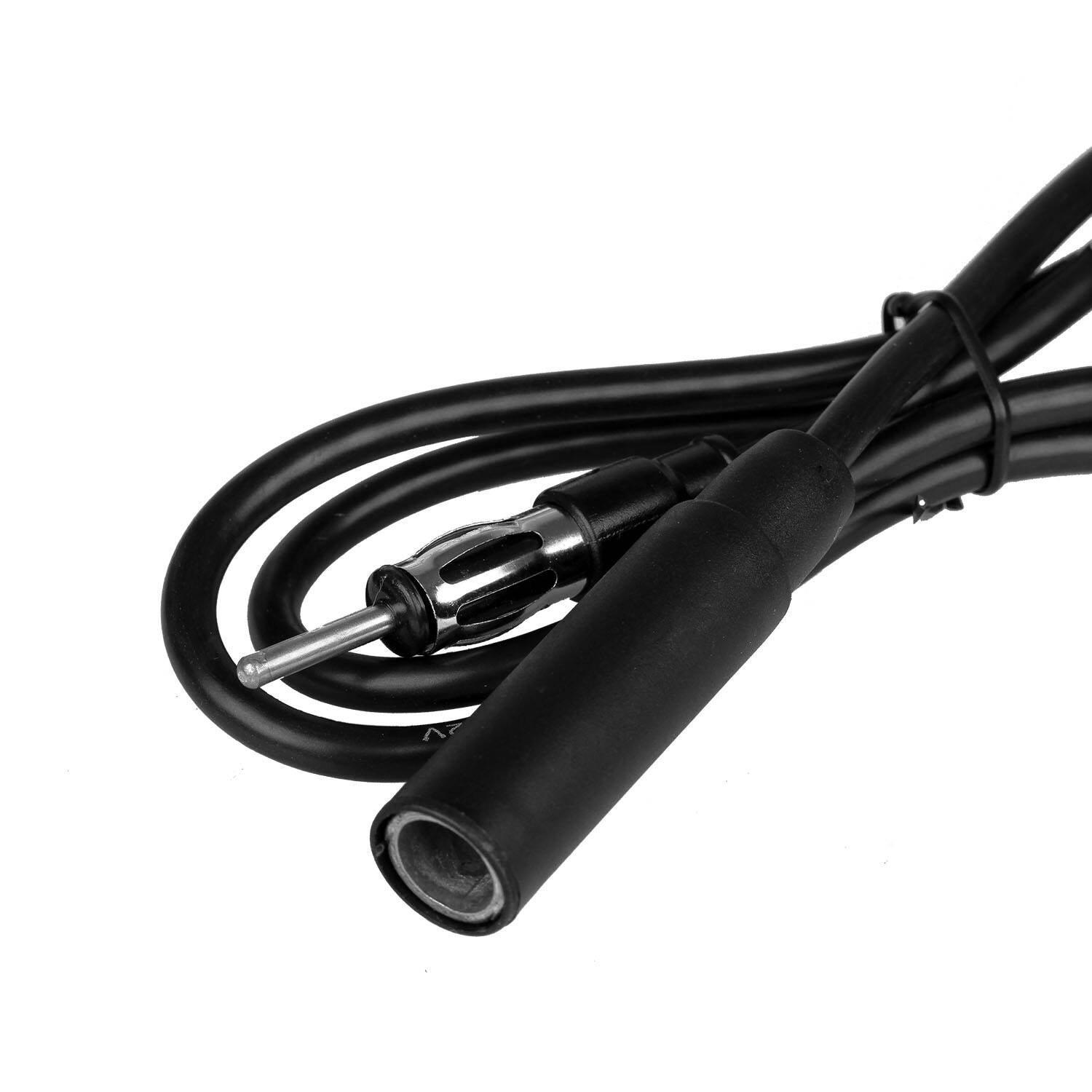 Ein schwarzes Audiokabel mit männlichem Anschluss, typischerweise zum Verbinden von Soundgeräten verwendet, ordentlich aufgerollt auf weißem Hintergrund.