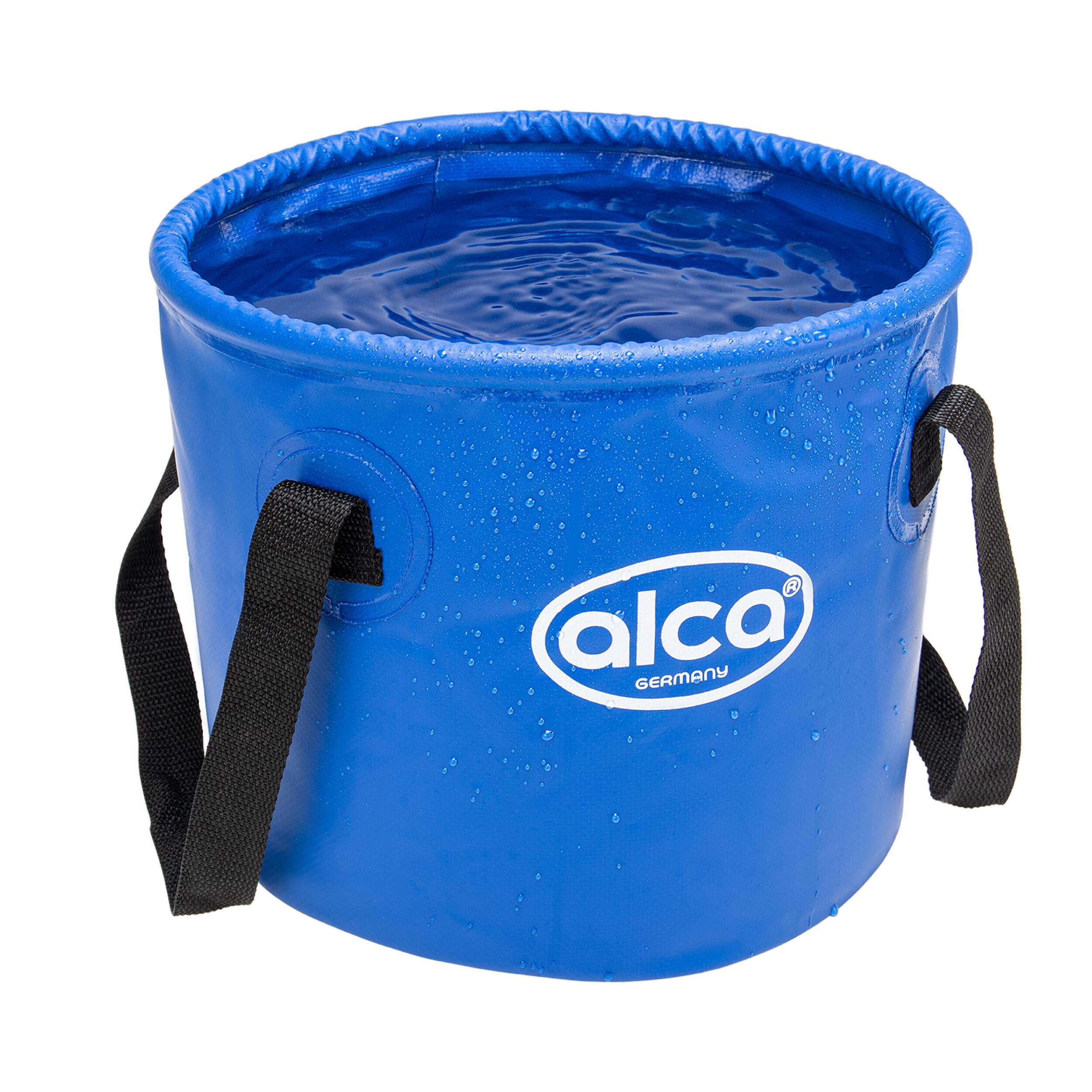 Ein blauer zusammenklappbarer Eimer mit Wasser gefüllt, mit dem Markenlogo „alca
