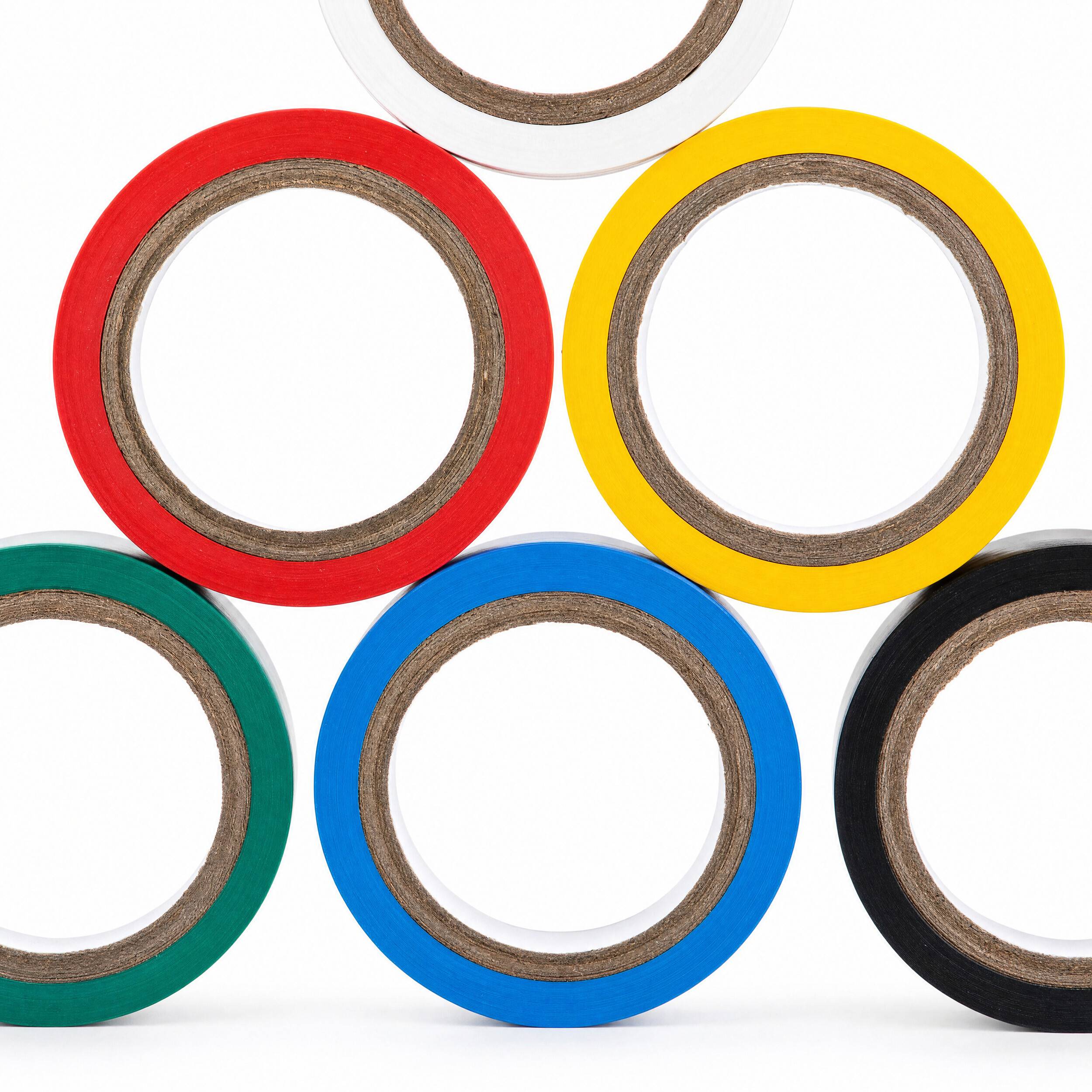 Fünf farbige Klebebandrollen in einer pyramidenähnlichen Anordnung auf weißem Hintergrund angeordnet: rot, gelb, blau, grün, schwarz, mit einer braunen Rolle, die oben teilweise sichtbar ist.