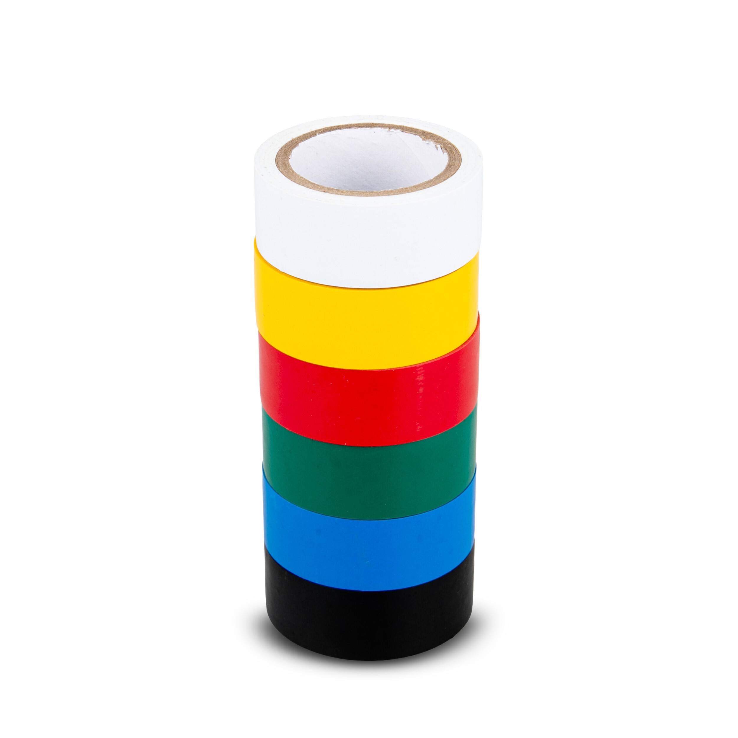 Ein Stapel farbiger Klebebandrollen: weiß, gelb, rot, grün, blau und schwarz auf weißem Hintergrund.