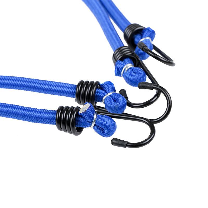 Drei blaue Bungee-Seile mit schwarzen Metallhaken, die an einem Ende aufgerollt sind, diagonal angeordnet und zeigen ihre Flexibilität und Haken.