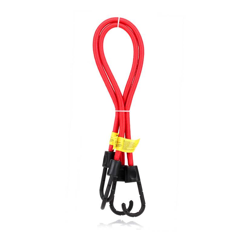 Ein rotes Bungee-Seil mit schwarzen Haken an jedem Ende. Das Seil ist zu einer Schleife aufgerollt, und ein kleines gelbes Etikett ist in der Nähe der Haken angebracht.