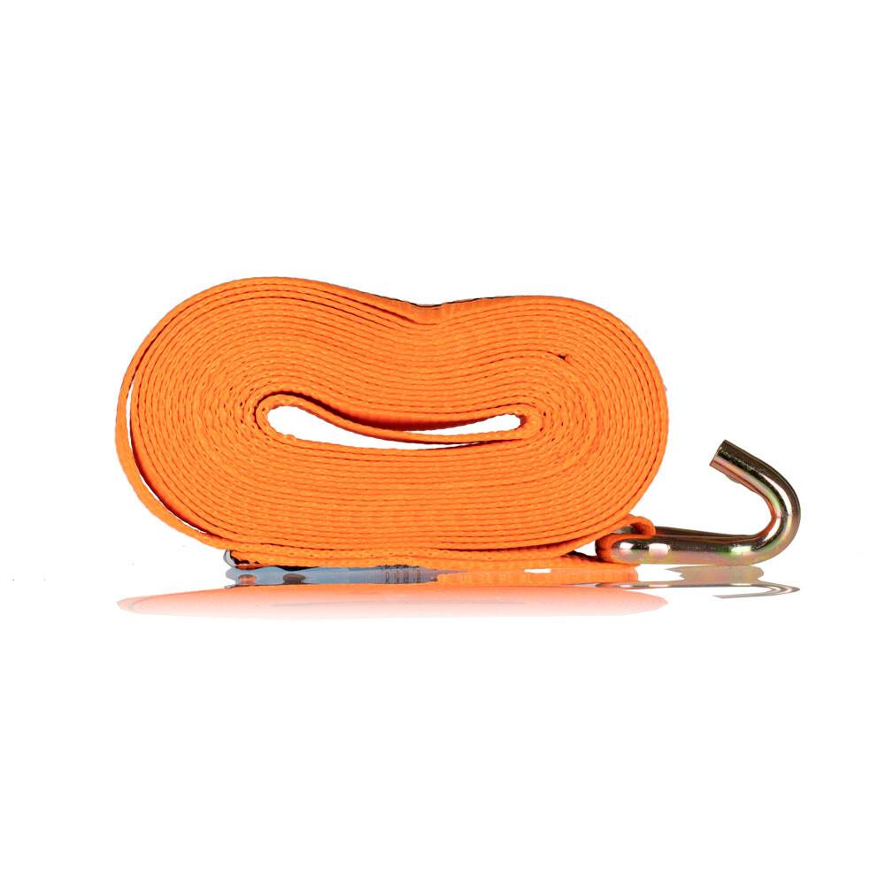 Ein orangefarbener Ratschengurt, ordentlich aufgerollt mit einem Metallhaken an einem Ende, wird zum Sichern von Ladungen während des Transports oder der Lagerung verwendet.