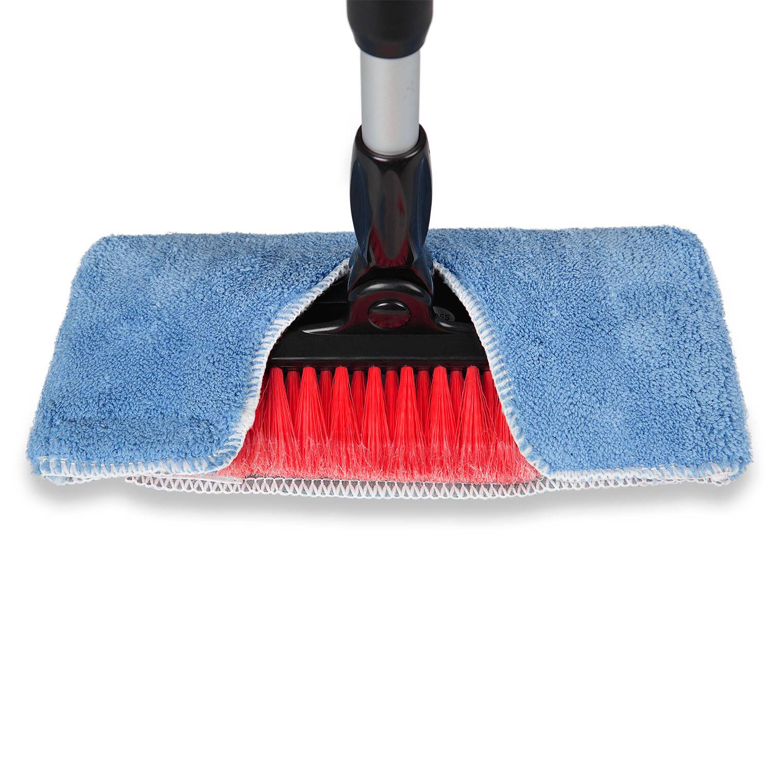 Ein Reinigungsmop mit einem roten Bürstenkopf, der mit einem abnehmbaren blauen Mikrofasertuch bedeckt ist.