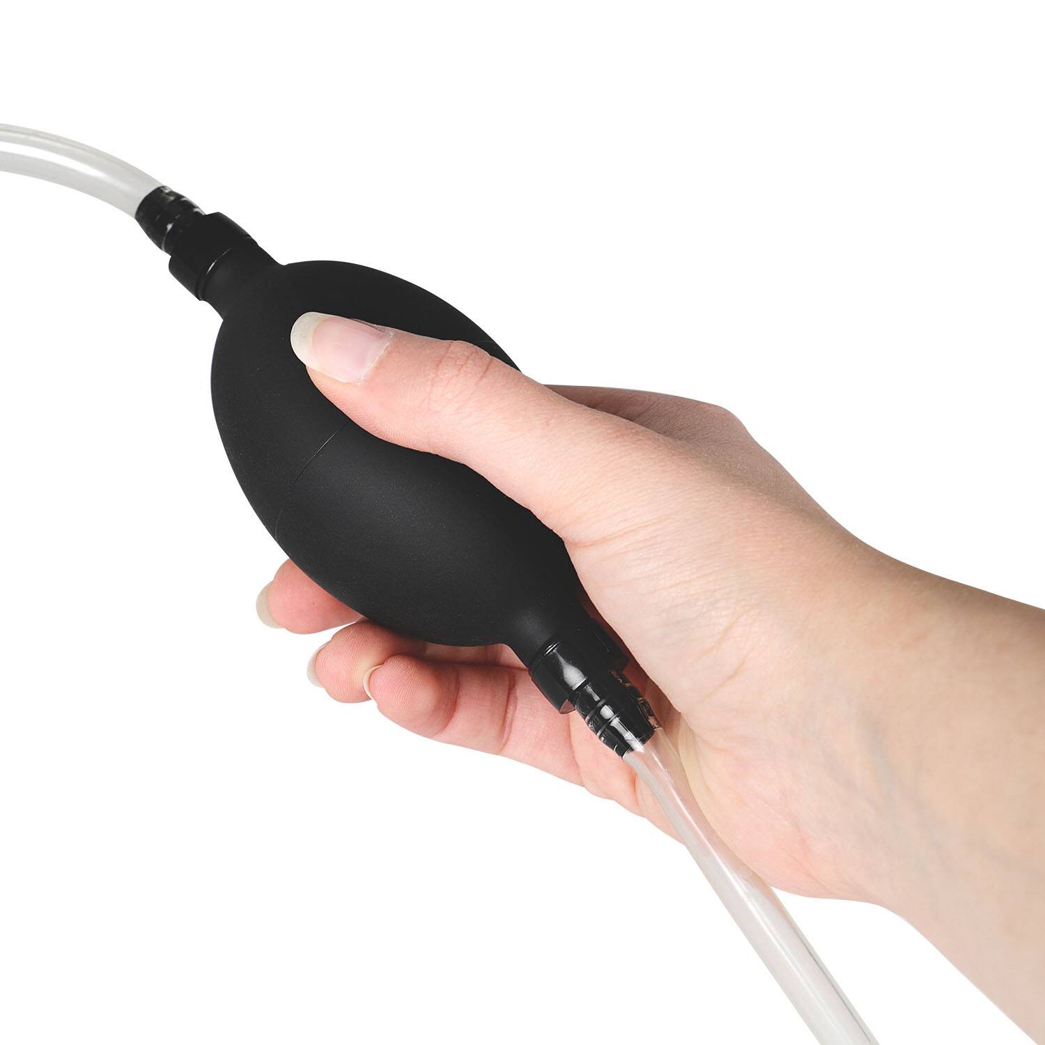 Eine Hand hält einen schwarzen Gummi-Druckluftbläser mit einer Düse, der üblicherweise zum Entfernen von Staub von Elektronik oder Kameraobjektiven verwendet wird.
