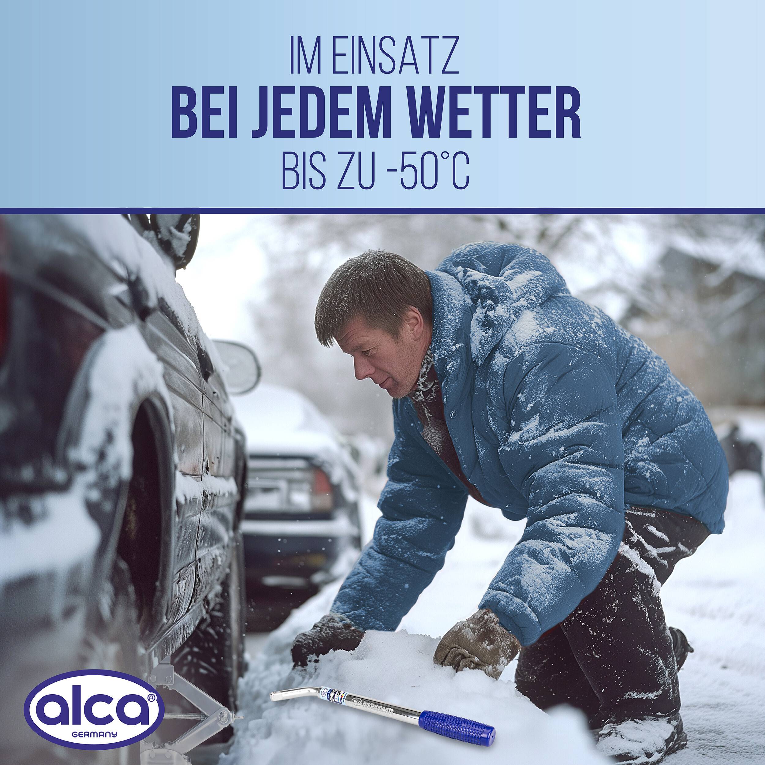 Ein Mann in einer blauen Jacke räumt mit einem Eiskratzer Schnee von einem Autoreifen; deutscher Text besagt 