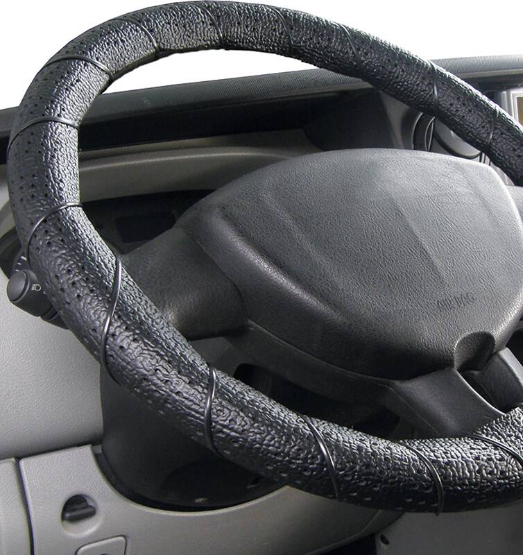 Nahaufnahme eines Autolenkrads mit schwarzem strukturiertem Belag und dem dahinter sichtbaren Blinkhebel.