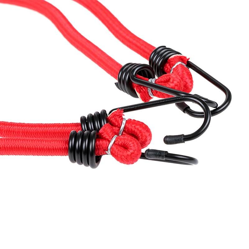 Rote Bungee-Seile mit schwarzen Haken, ordentlich aufgerollt, hauptsächlich zum Befestigen und Sichern von Gegenständen verwendet.