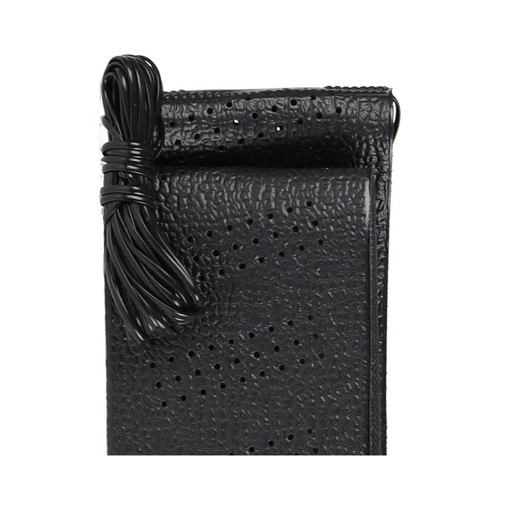 Ein schwarzes strukturiertes Ledertäschchen mit Perforationen, auf dem oben ein aufgerolltes schwarzes Kabel liegt.