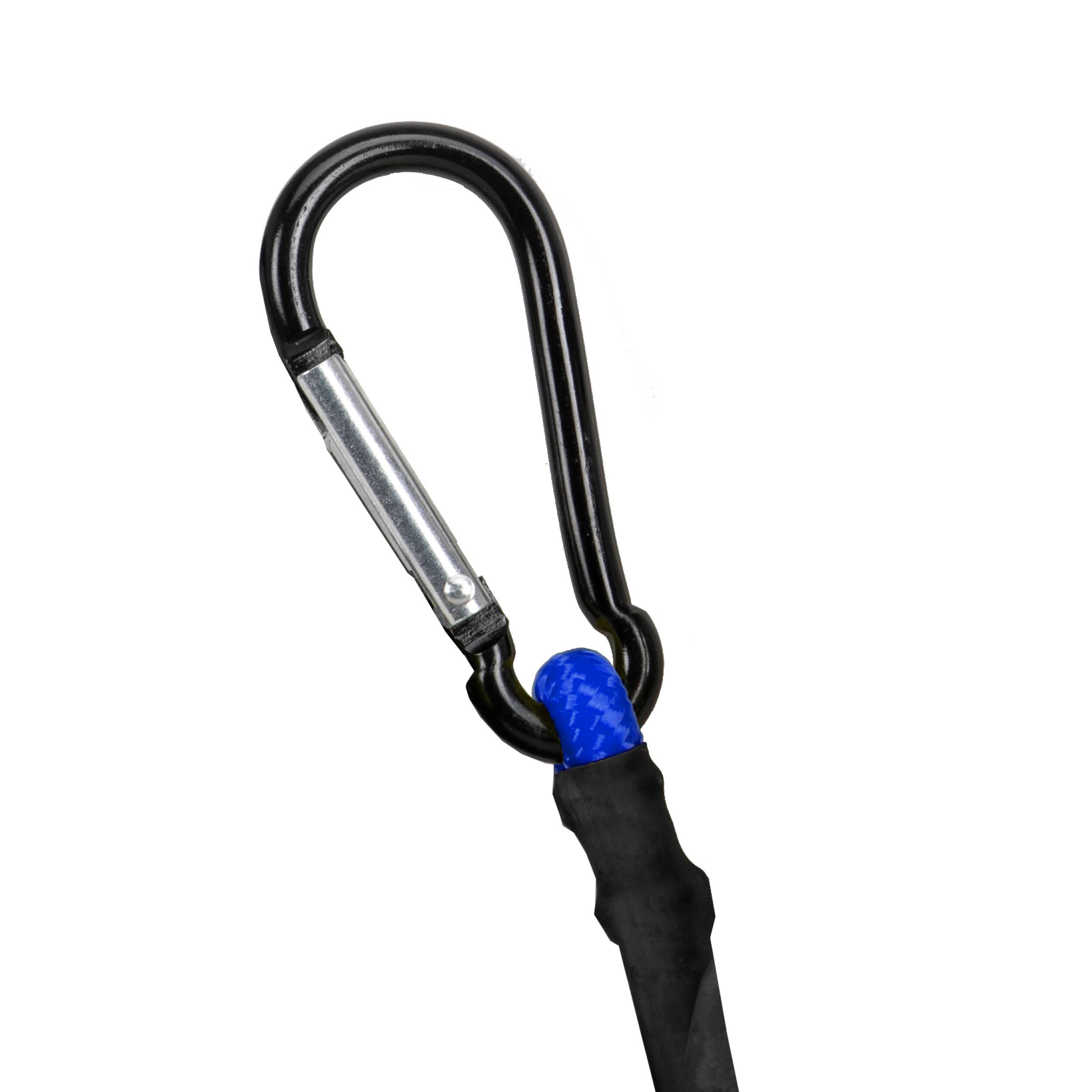 Ein Karabiner, der an einem schwarz-blauen Riemen befestigt ist, isoliert auf weißem Hintergrund.