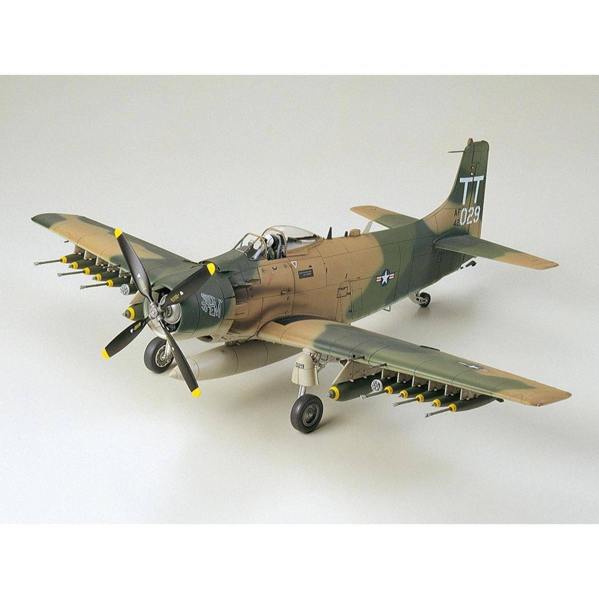 300061073 - Modellbausatz,1:48 Douglas A-1J Skyrider USAF