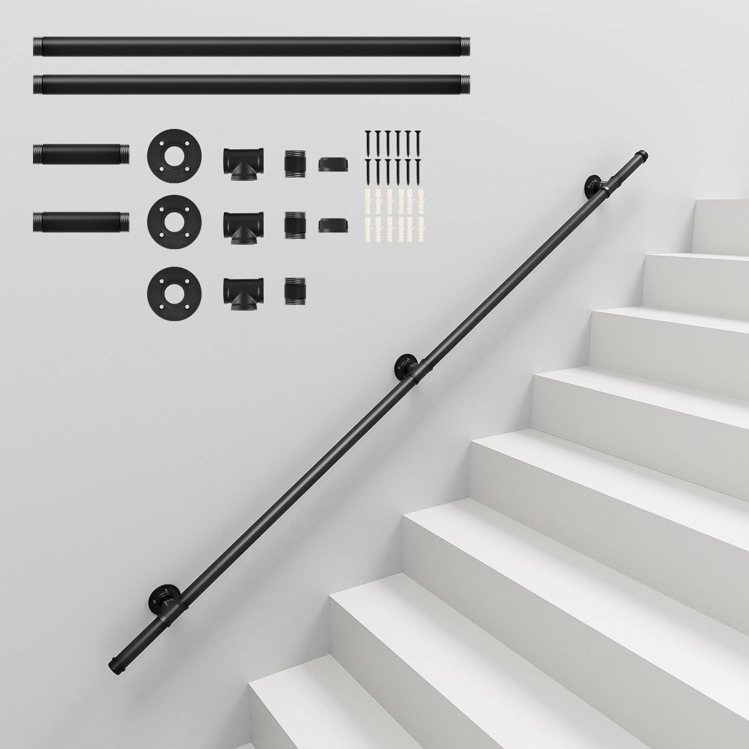 Schwarzes Treppengeländer-Set mit Komponenten an einer Wand neben weißen Treppen ausgelegt, zeigt Schienen, Halterungen, Klammern und Schrauben.