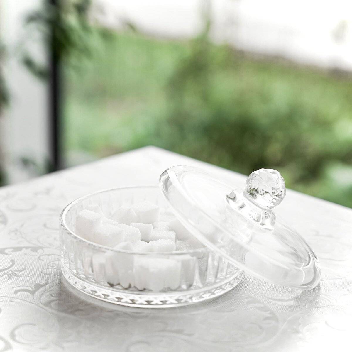 Hochwertige Glasschale mit Deckel - elegantes Design ideal zum Servieren