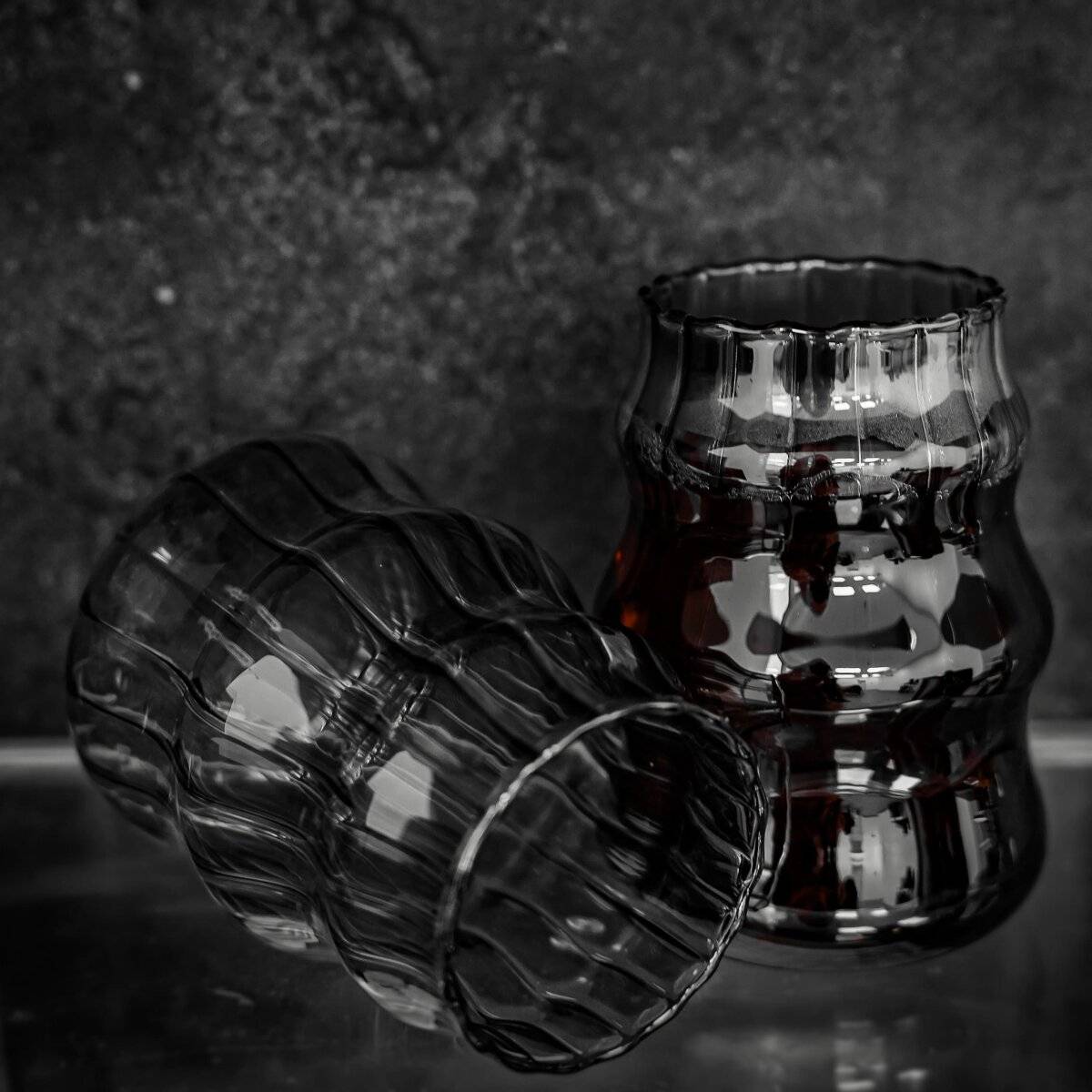 2er Gläser-Set mit Bubble & Riffle Design 500 ml Trinkgläser in Schwarz Hitzebeständig