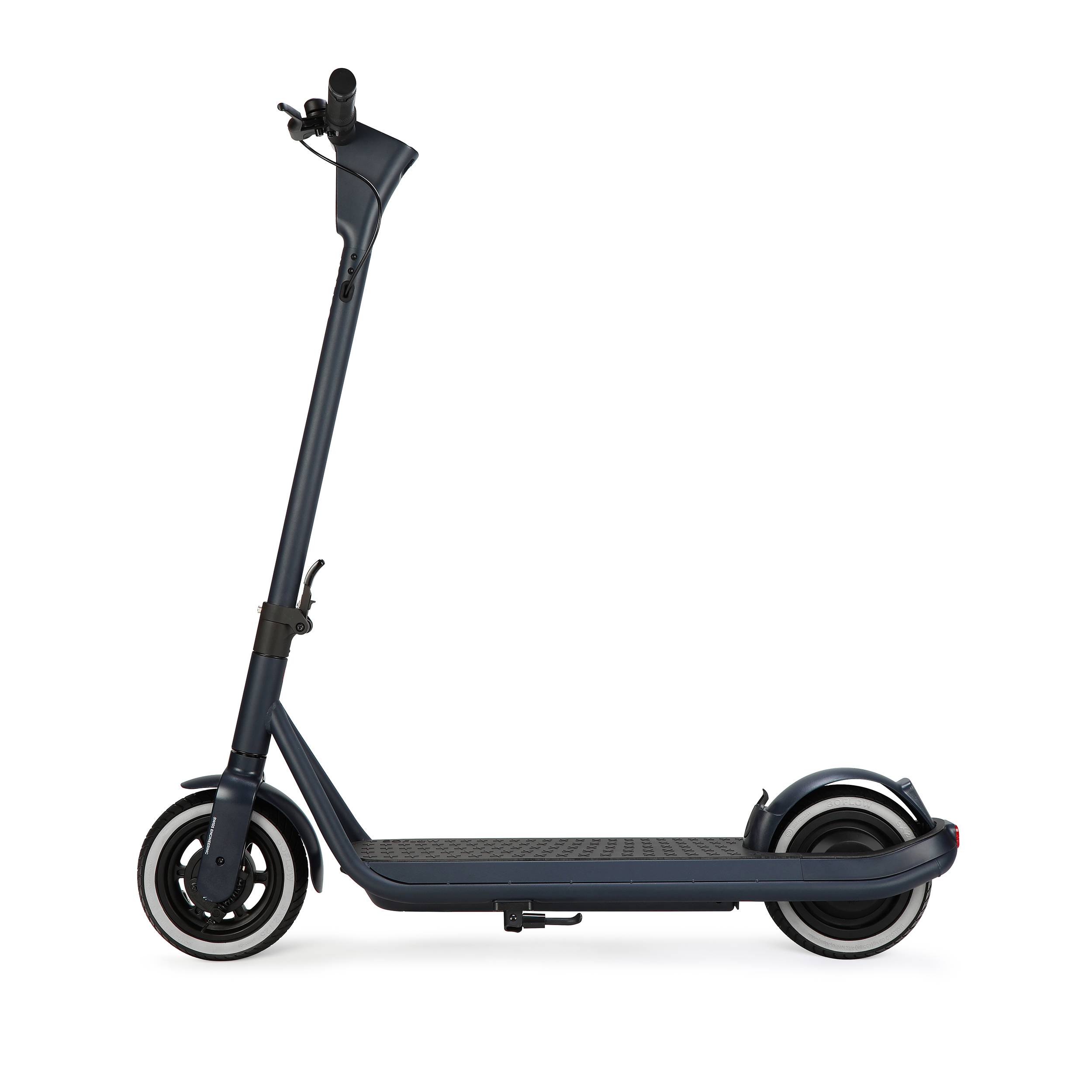 Ein schlanker schwarzer Elektroroller mit modernem Design, der ein flaches Trittbrett, Lenker und kleine Räder aufweist. Er ist vor einem weißen Hintergrund positioniert.