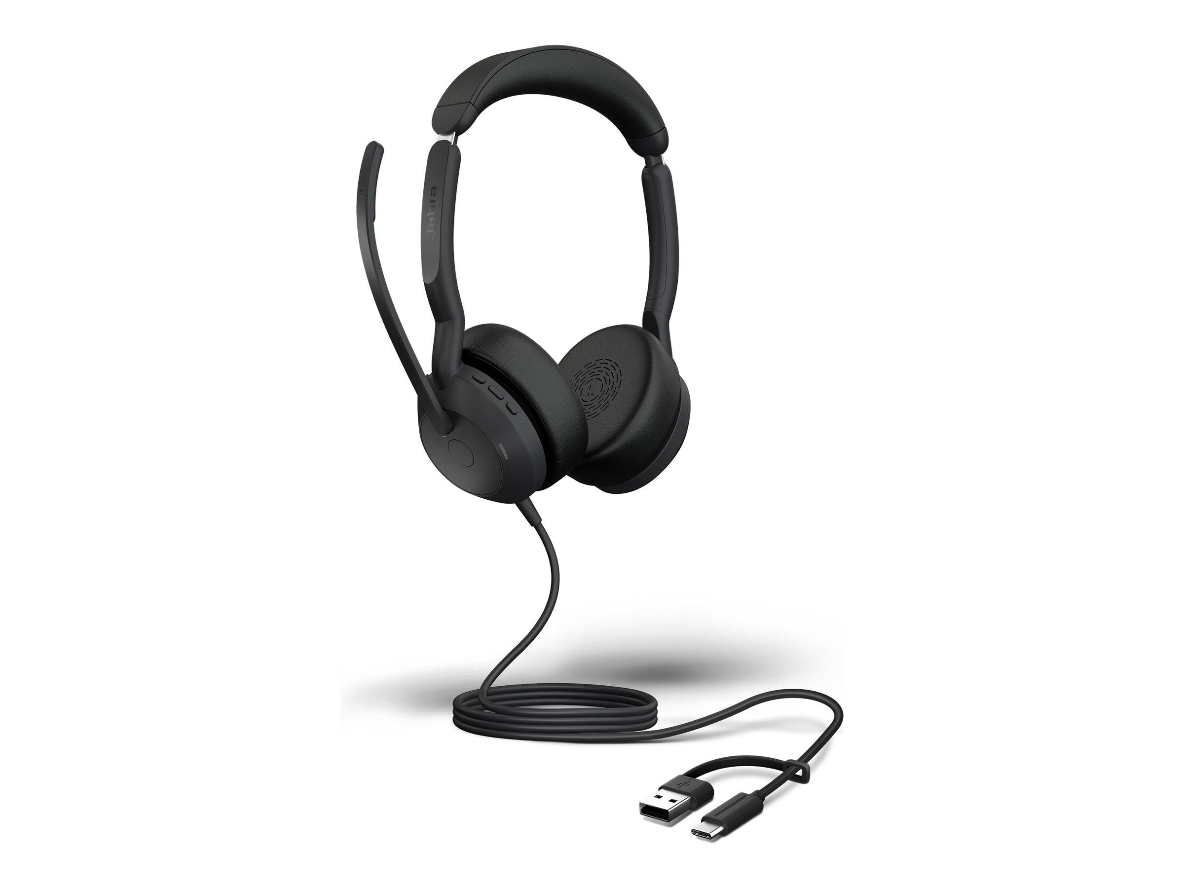 Schwarzes Over-Ear-USB-Headset mit Mikrofon, das durch ein Kabel mit Dual-USB-A- und USB-C-Anschlüssen verbunden ist, auf weißem Hintergrund dargestellt.