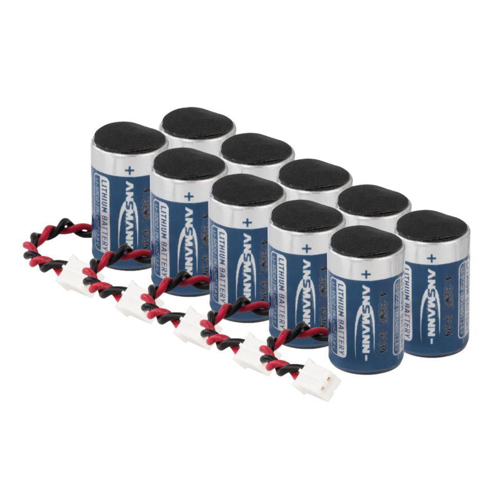Packung mit acht Ansmann-Lithiumbatteriezellen verbunden mit roten und schwarzen Verdrahtungssteckverbindern.