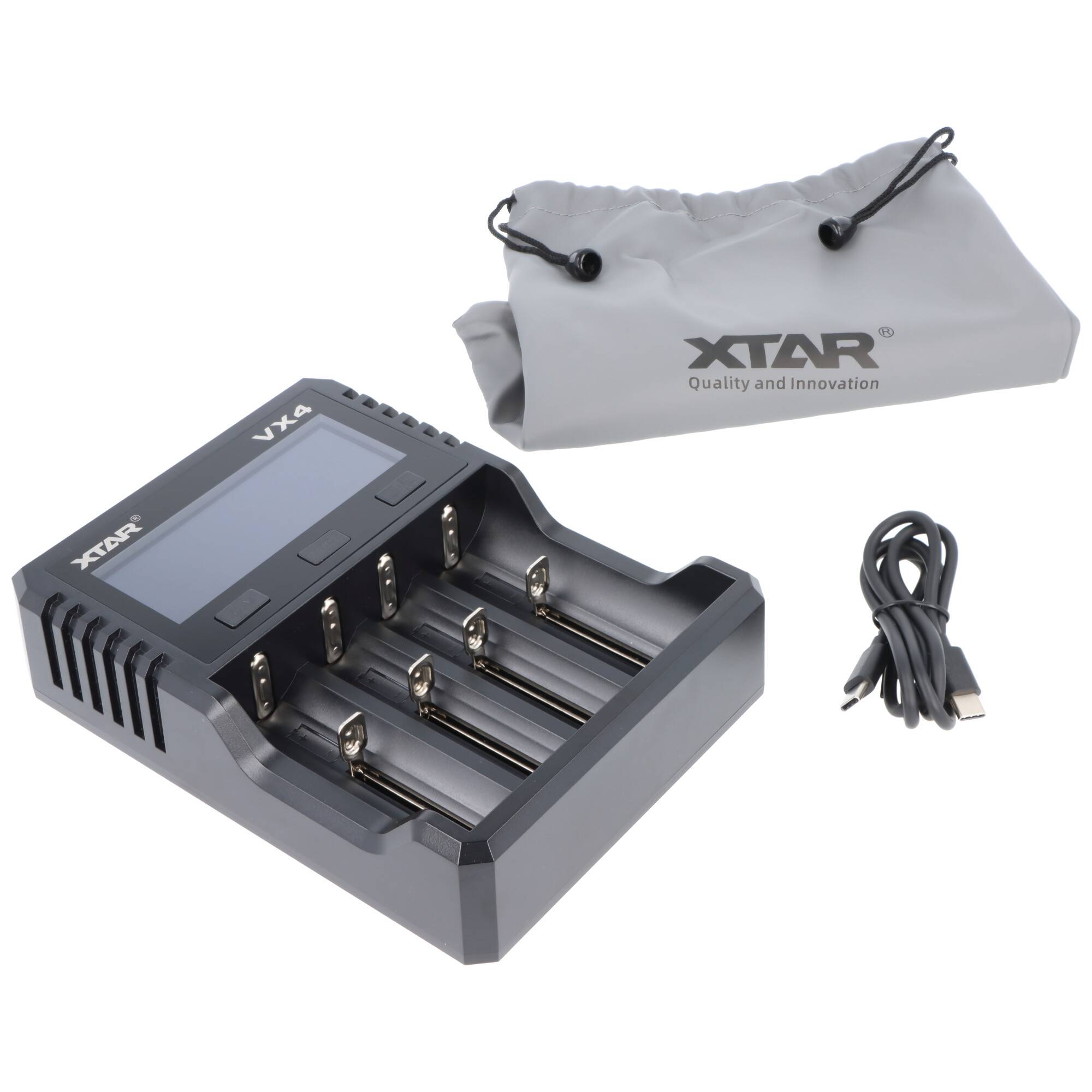 Batterie-Ladegerät mit digitaler Anzeige für vier Steckplätze. Enthält USB-Kabel und eine grau beschriftete Aufbewahrungstasche mit der Aufschrift „XTAR Qualität und Innovation