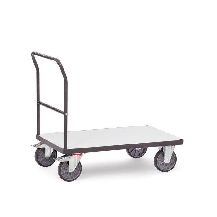 Vierrädriger flacher Handwagen mit schwarzem Griff und grauer Plattform, verwendet zum Transportieren schwerer Gegenstände.