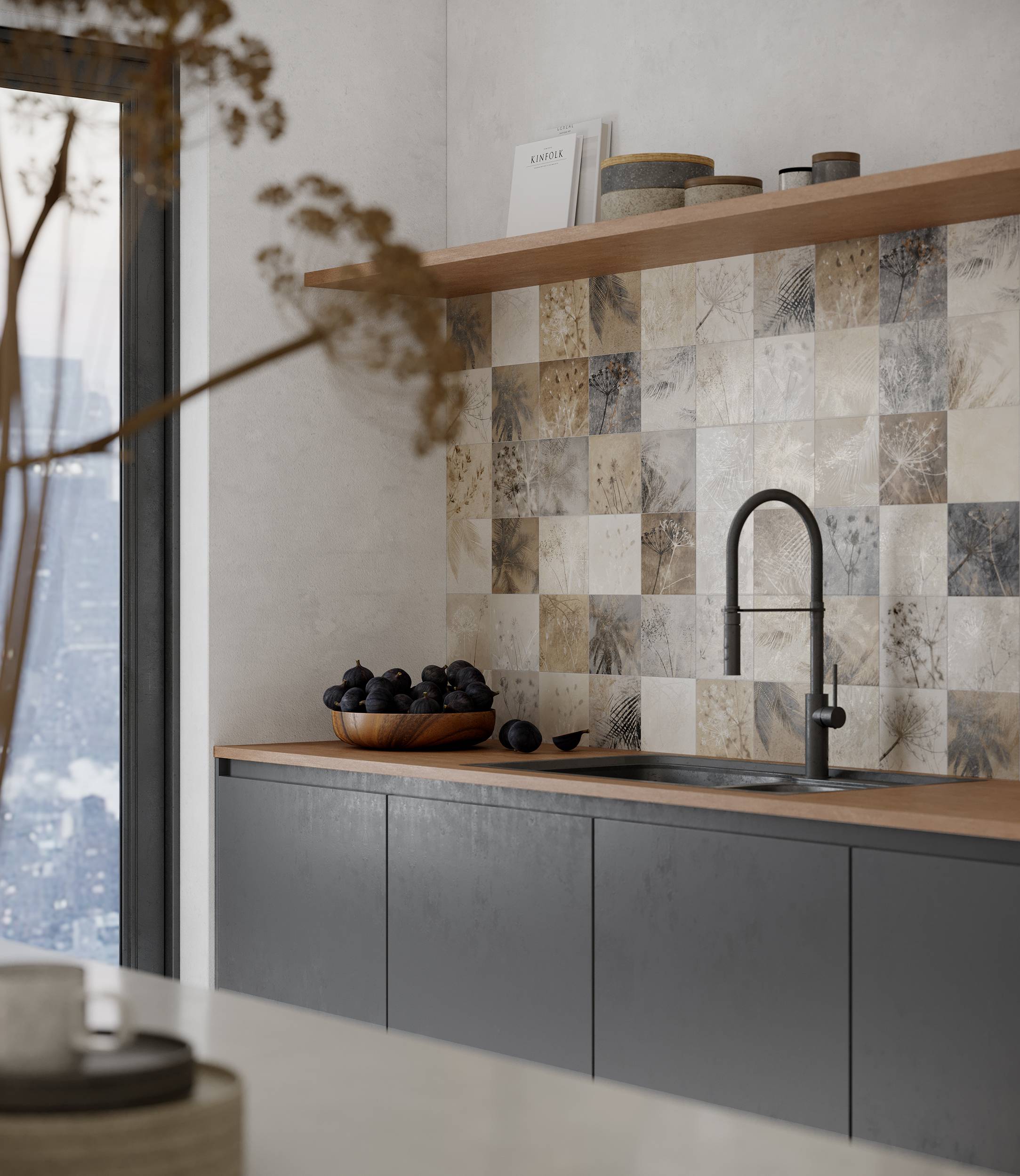 Moderne Küche mit matt dunkelgrauen Schränken, Holzarbeitsplatte, schwarzem Wasserhahn, gemustertem Fliesenspiegel, offenes Regal und eine Schale mit Obst.