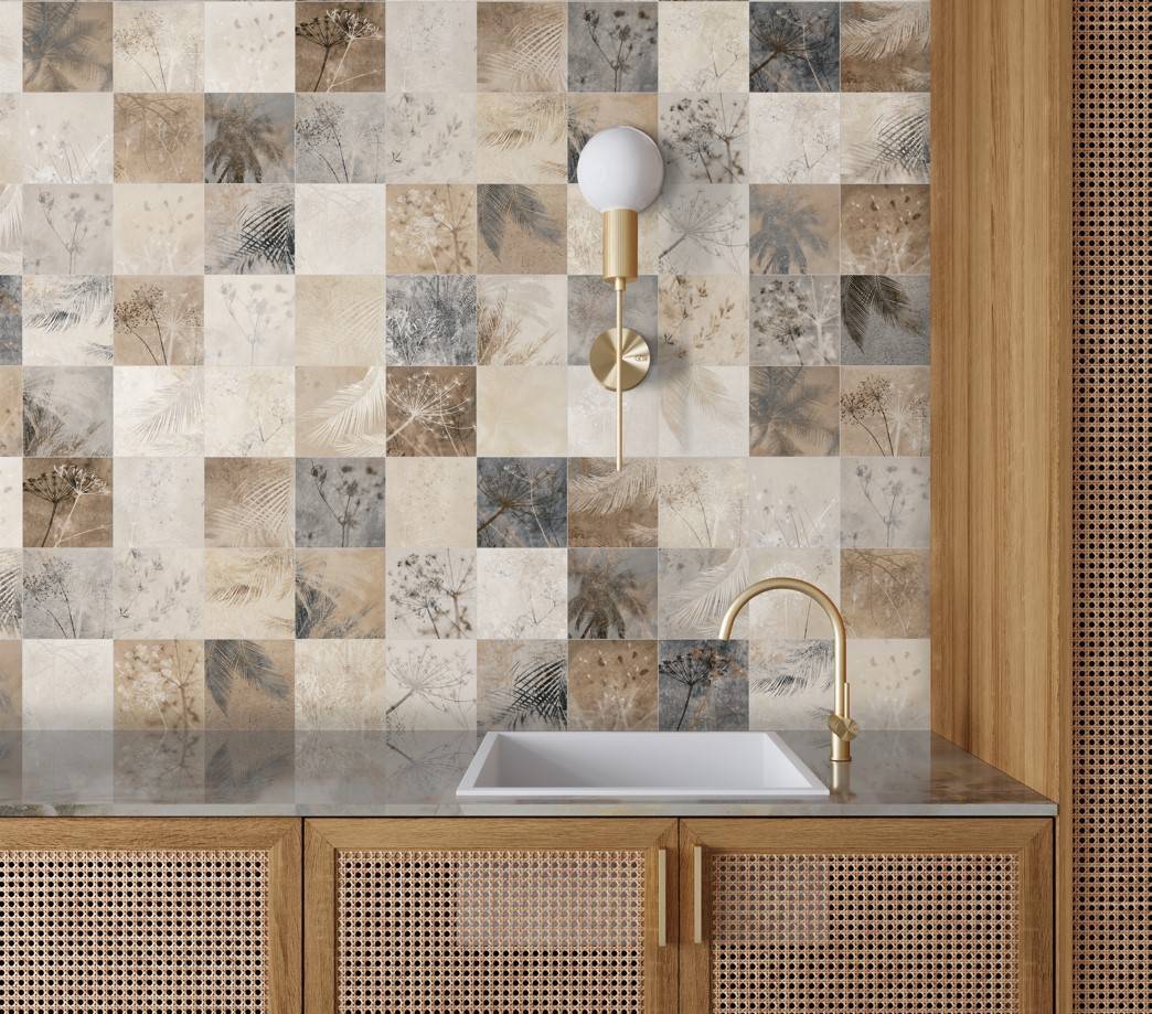 Modernes Badezimmerwaschtisch mit quadratischer Mosaikfliesen-Rückwand, Wandleuchte, weißem Waschbecken und Messingarmaturen; Holzschränke mit geflochtenen Fronten.