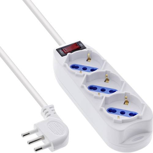 Ein weißes Mehrfachsteckdosenleiste mit drei europäischen Steckdosen und einem Netzschalter, angeschlossen an ein weißes Kabel mit Stecker.