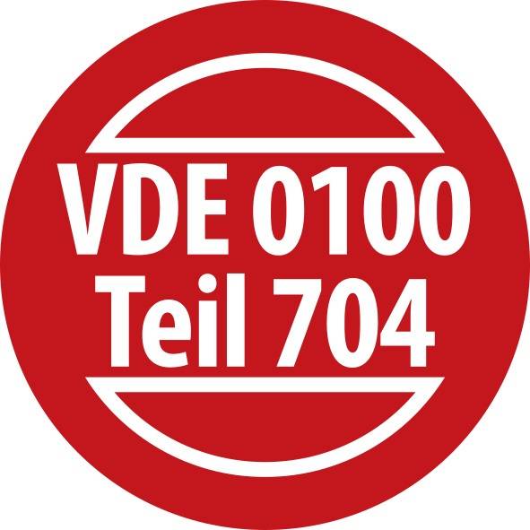 Rotes kreisförmiges VDE-Konformitätslogo mit weißem Text 'VDE 0100 Teil 704' und weißen Bogengrenzen.