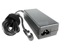 Ein schwarzer Laptop-Stromadapter mit angeschlossenem Kabel und Stecker, mit einem Standard-Dreipolanschluss auf einer Seite.