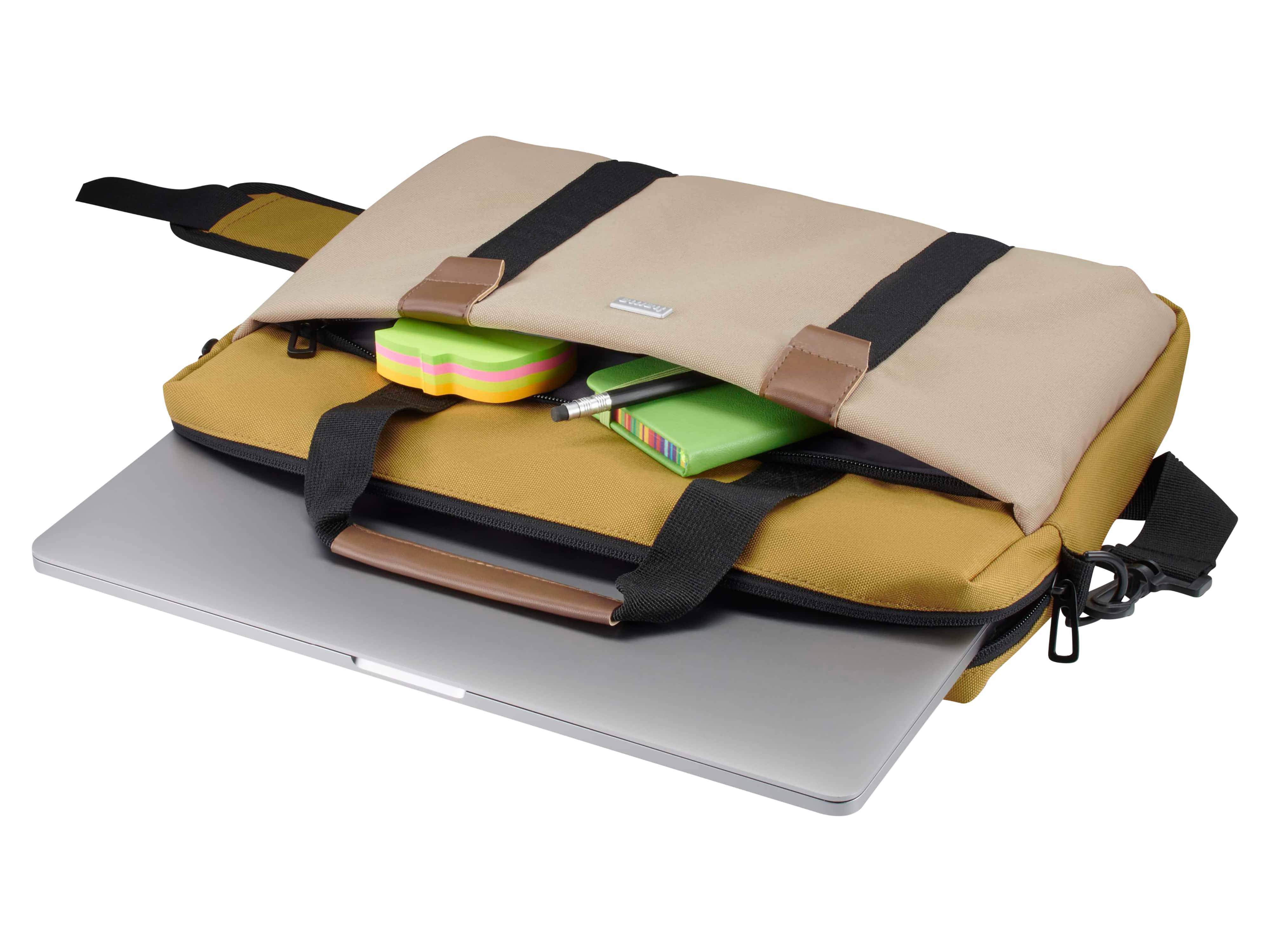 Laptop teilweise geöffnet in einer beige-gelben Tasche, mit bunten Haftnotizen und Stiften in den äußeren Taschen.