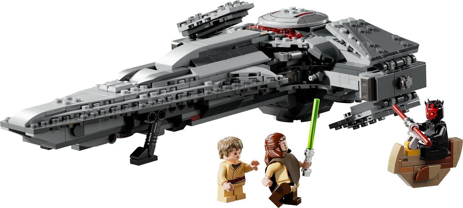 LEGO Star Wars Szene mit einem großen grauen Raumschiff und Minifiguren von Obi-Wan Kenobi, Anakin Skywalker und einem schwarz-roten Sith, der in einem kleinen Speeder sitzt.