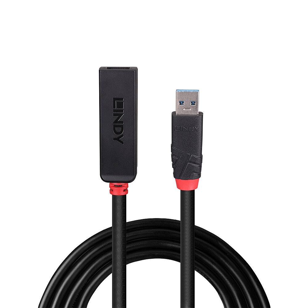 Aufgerolltes schwarzes USB-Kabel mit einem kleinen Inline-Steckverbinderblock und einem USB-A-Stecker, dargestellt auf weißem Hintergrund.