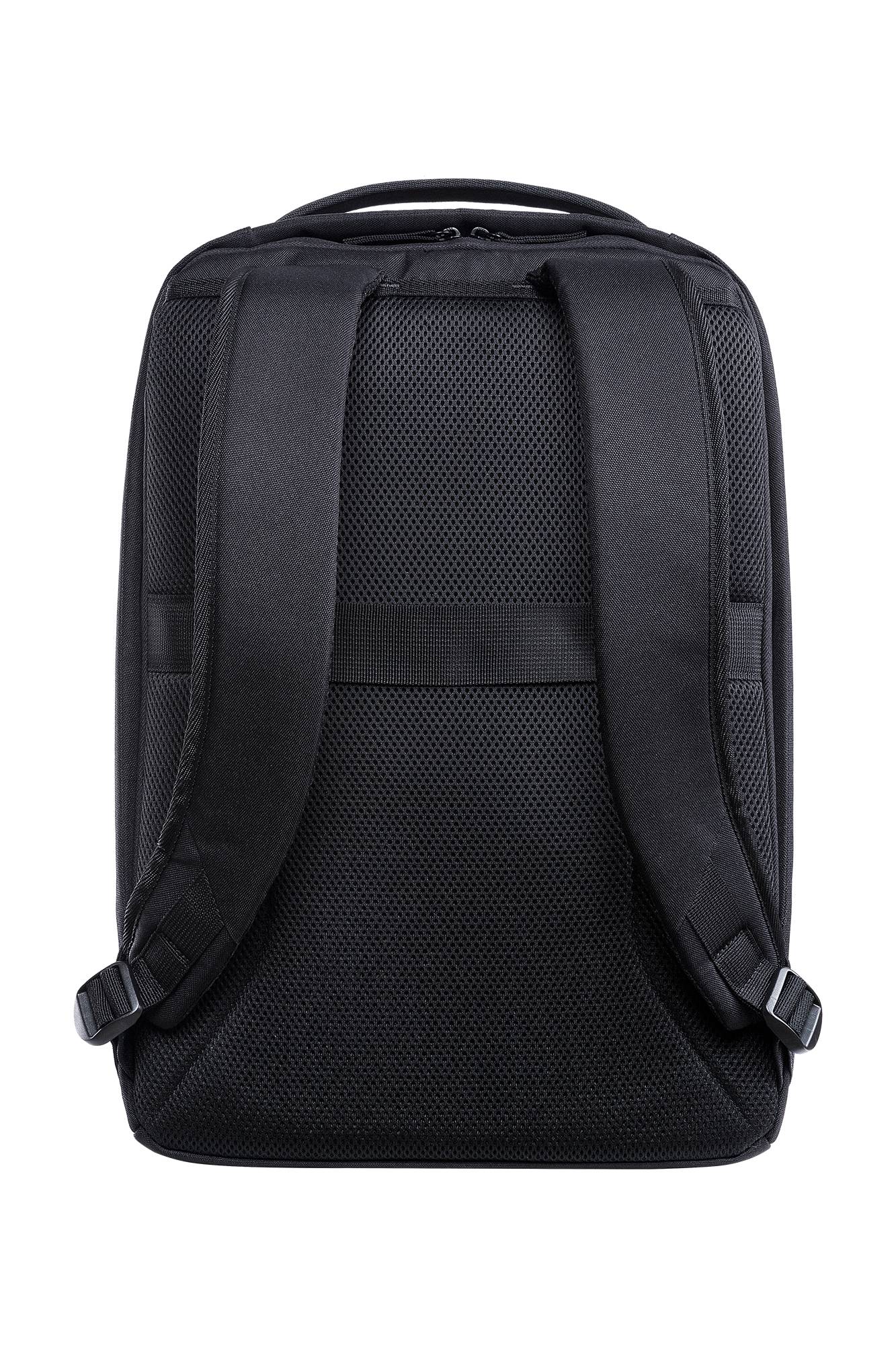 Schwarzer Rucksack von hinten gezeigt, mit gepolsterten Schultergurten und Mesh-Rückenpaneel auf einfarbig schwarzem Hintergrund.