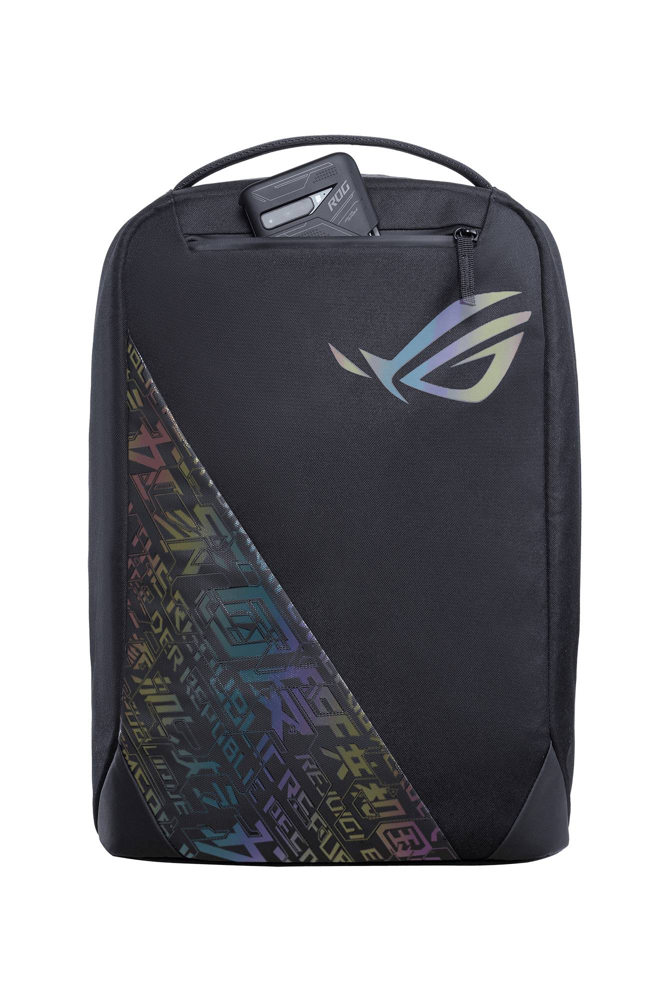Schwarzer ASUS ROG-Rucksack mit schillerndem Logo und gemustertem Diagonalpanel, frontal auf schwarzem Hintergrund dargestellt, mit einem kleinen Gerät, das aus der oberen Tasche hervorschaut.