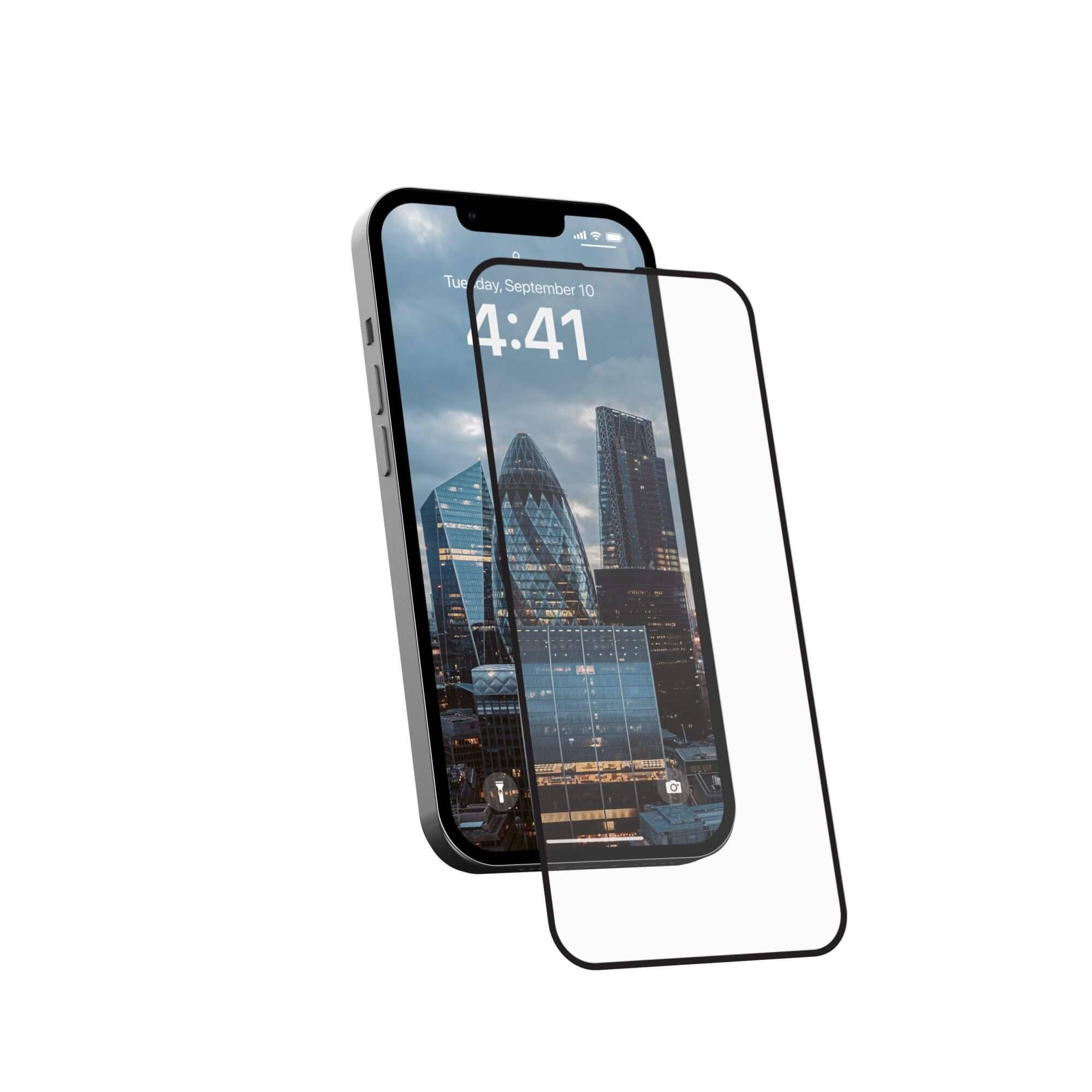Schwebendes Smartphone mit einem Displayschutz mit schwarzem Rand, der vor dem Display ausgerichtet ist und einen Skyline-Sperrbildschirm einer Stadt sowie die Uhrzeit 4:41 anzeigt.