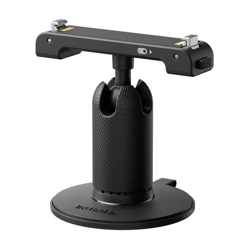 Ein schwarzer Insta360-Kamerastativ mit strukturierter zylindrischer Basis und verstellbarem Halter, entwickelt zur Stabilisierung und Montage von Kameras.